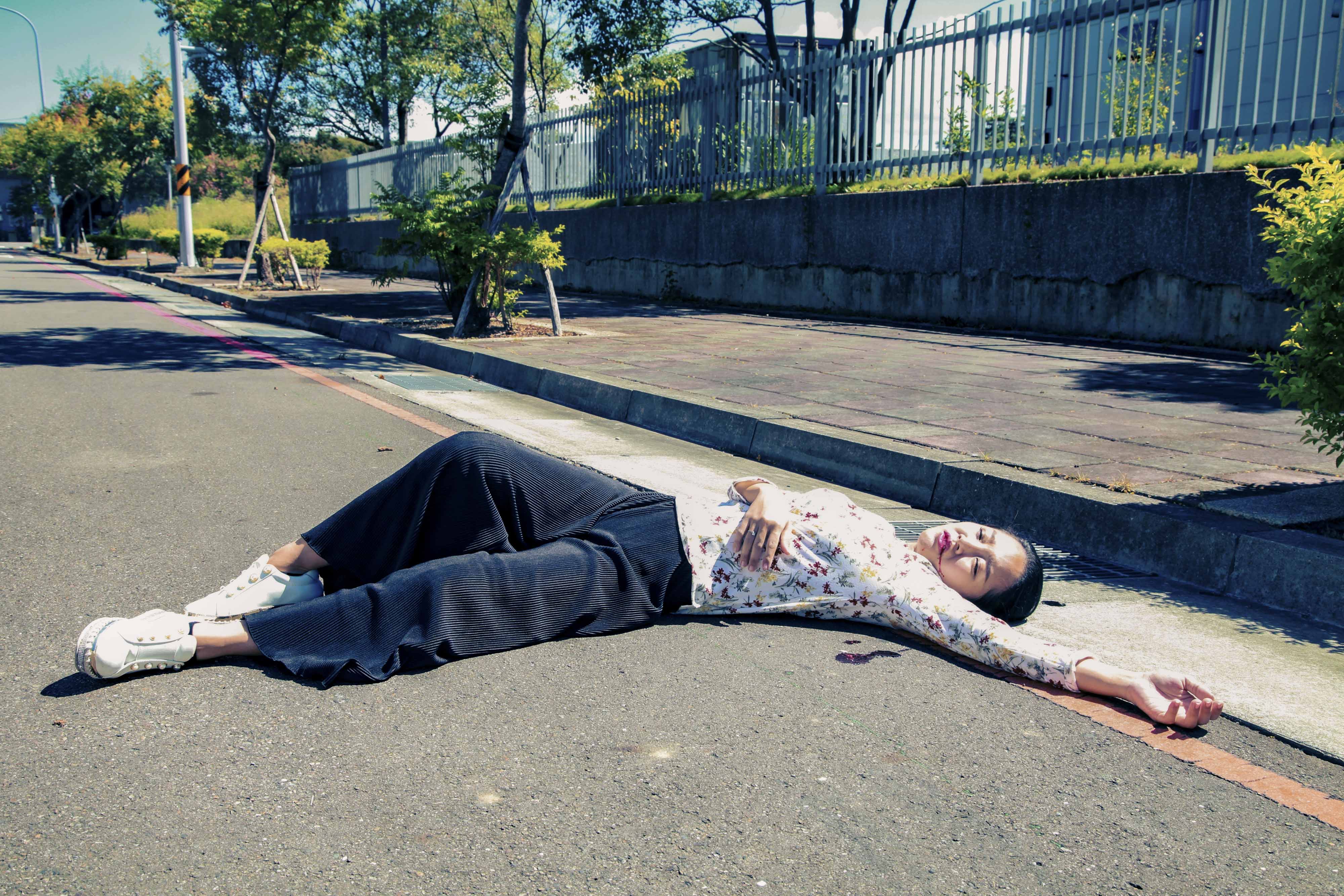 賴慧如第一次在8點檔角色遇害,除此之外還在燙的柏油路上翻滾。(民視提供)