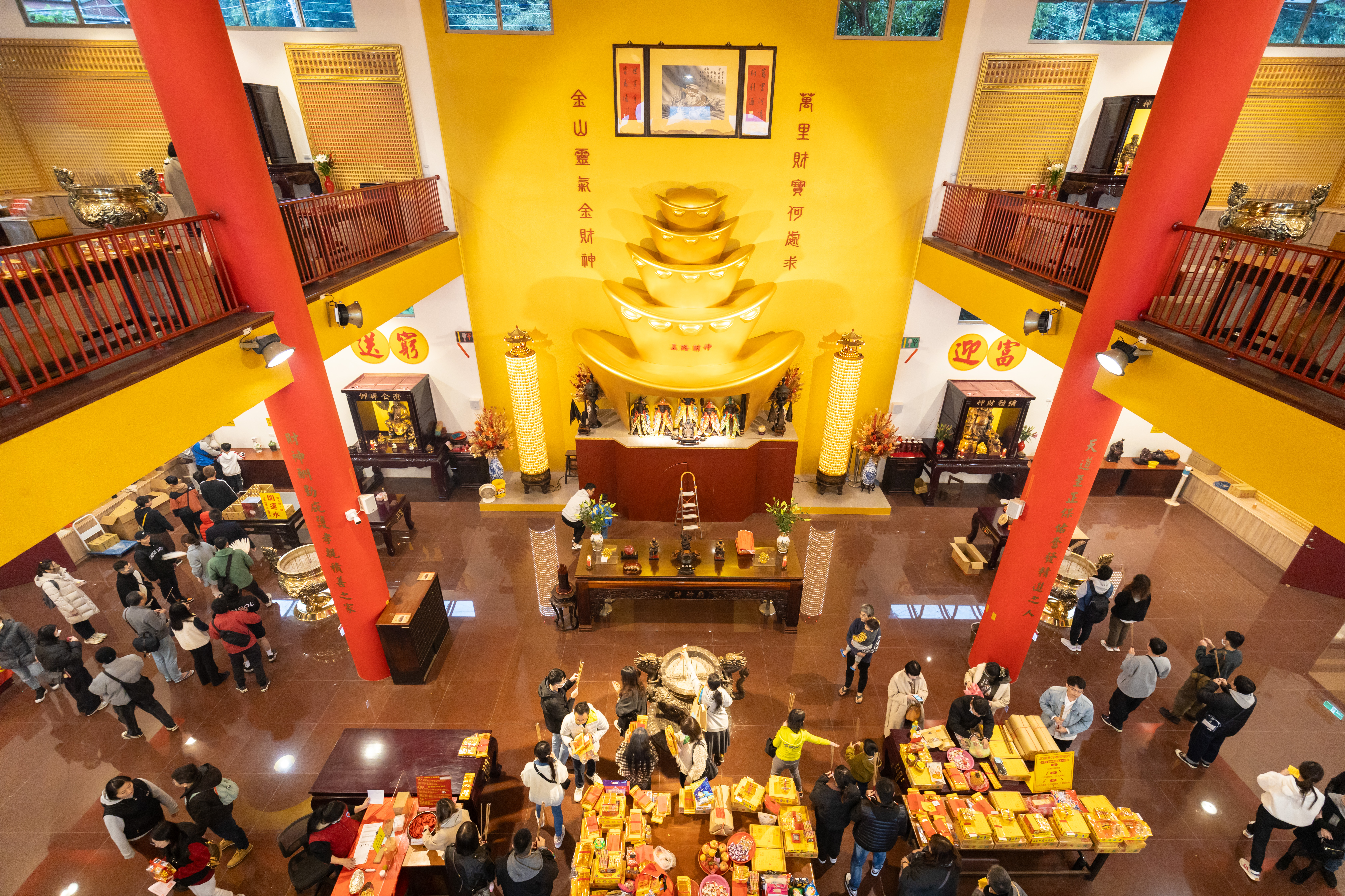 位於萬里區公館崙山的「金山財神廟」香火鼎盛，整修後於2024年1月20日啟用新廟。