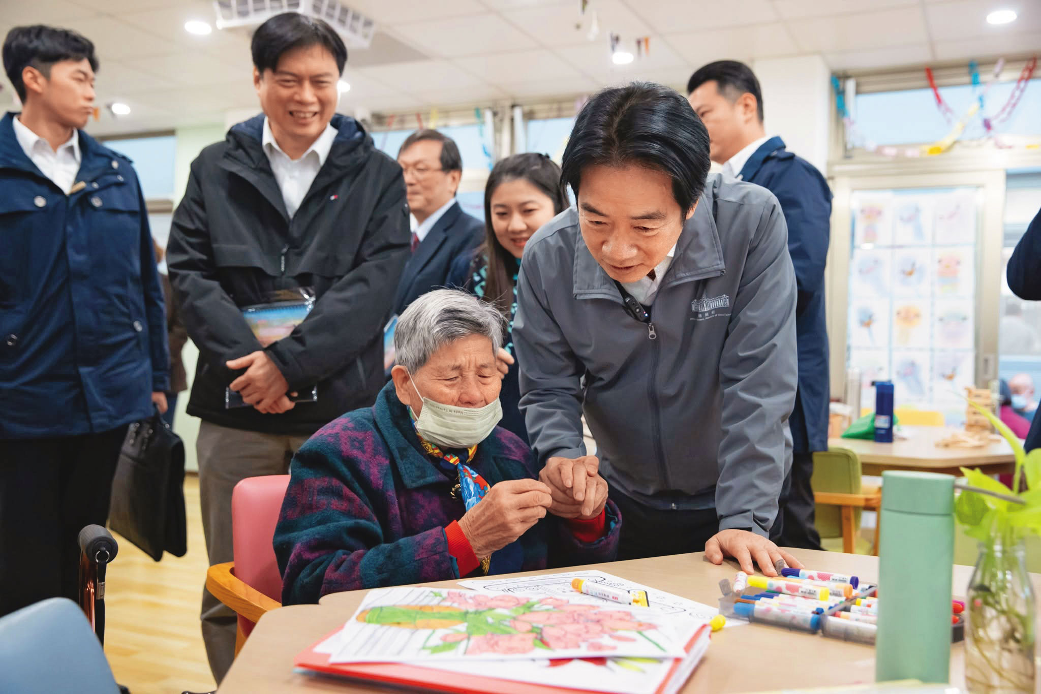 台灣進入超高齡社會,政府持續擴充長照服務,但仍充滿挑戰。(總統府提供)