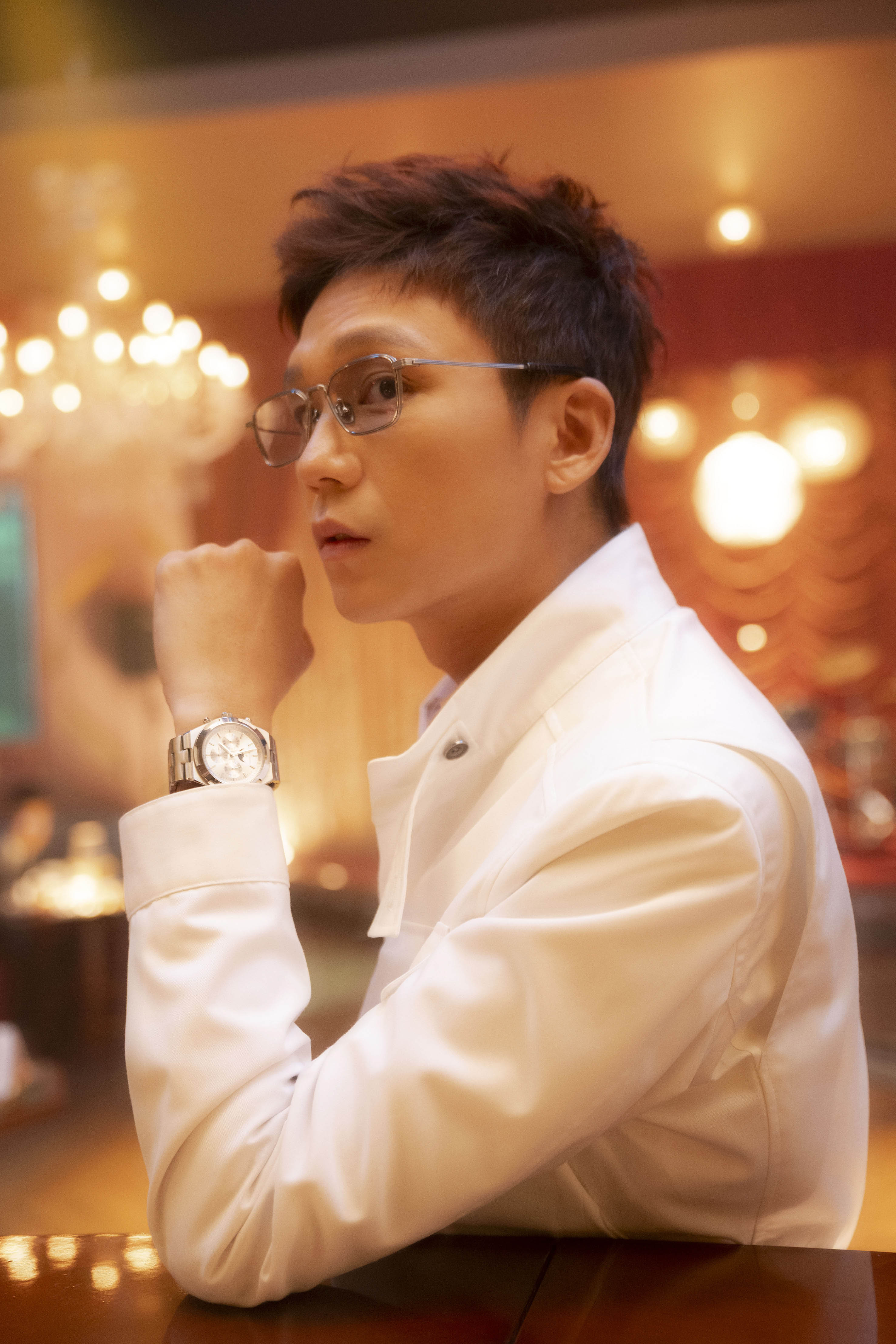 電影《夜王》裡盧鎮業飾演反派角色「太子峰」,戴上眼鏡的他一臉囂張,像是完全換了個人。(華映提供)