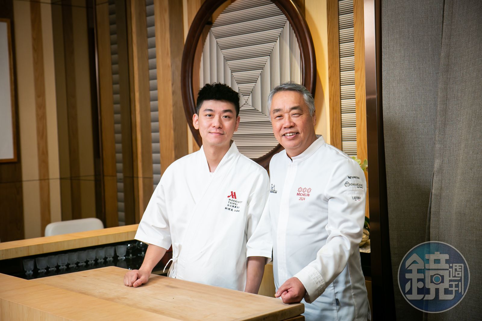 台北萬豪酒店〈KOUMA日本料理小馬〉主廚江鎮佑（左）透露，「神田主廚告訴他們：自己也不過關的食物，不要端出來。」
