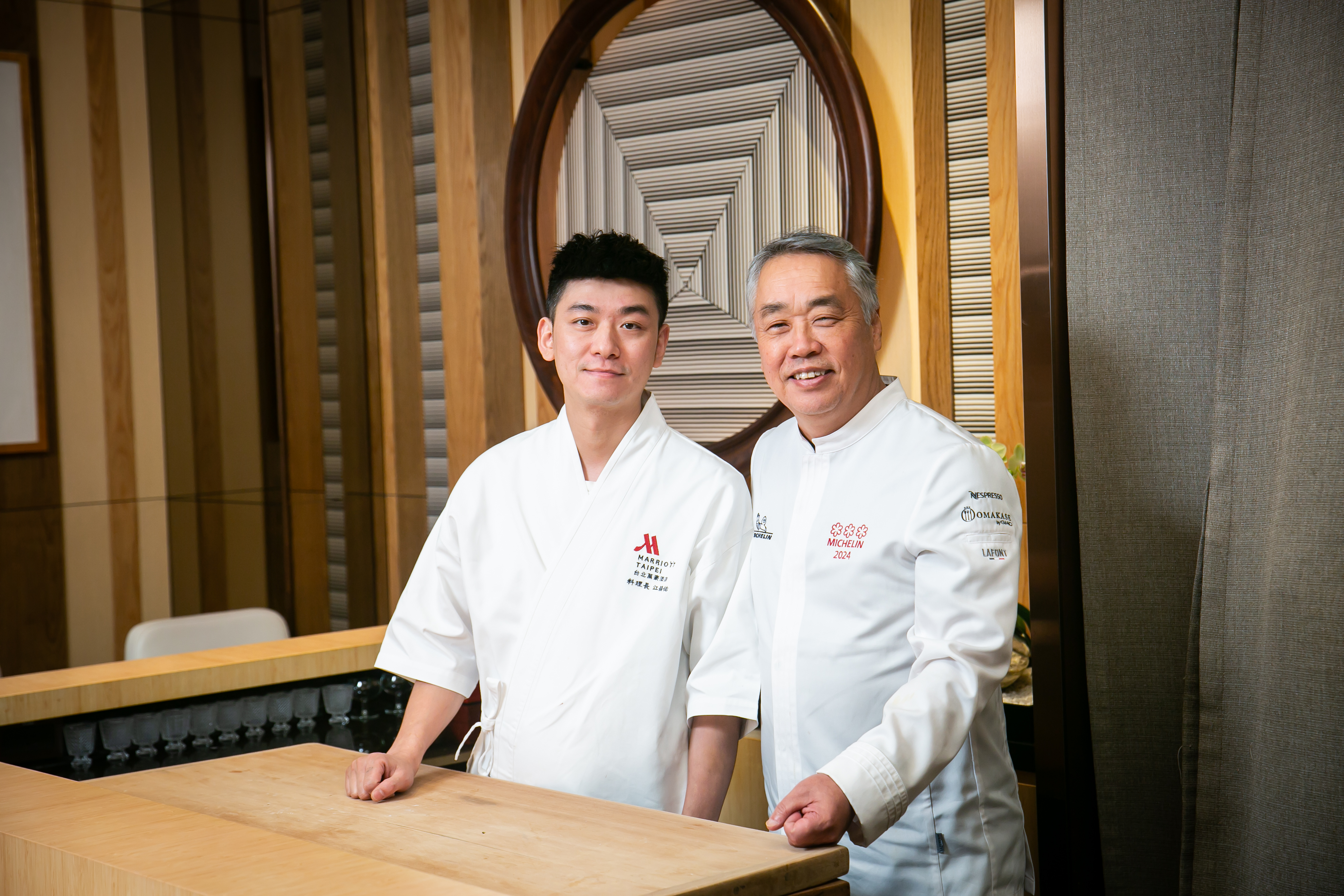 台北萬豪酒店〈KOUMA日本料理小馬〉主廚江鎮佑（左）透露，「神田主廚告訴他們：自己也不過關的食物，不要端出來。」