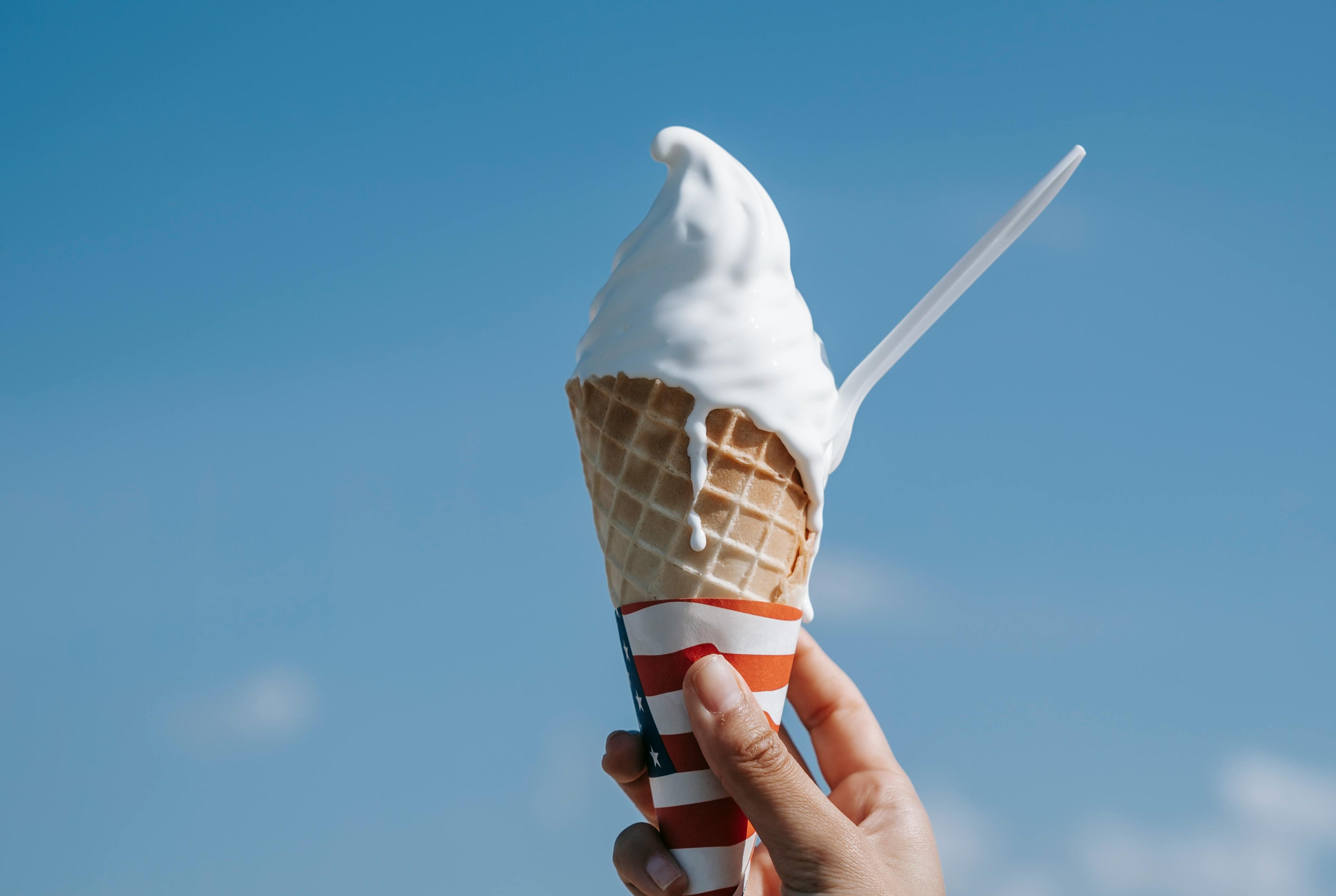 網友在Threads分享將川貝枇杷膏淋上麥當勞蛋捲冰淇淋的創意吃法，意外引發熱烈討論。（示意圖／Pexels）