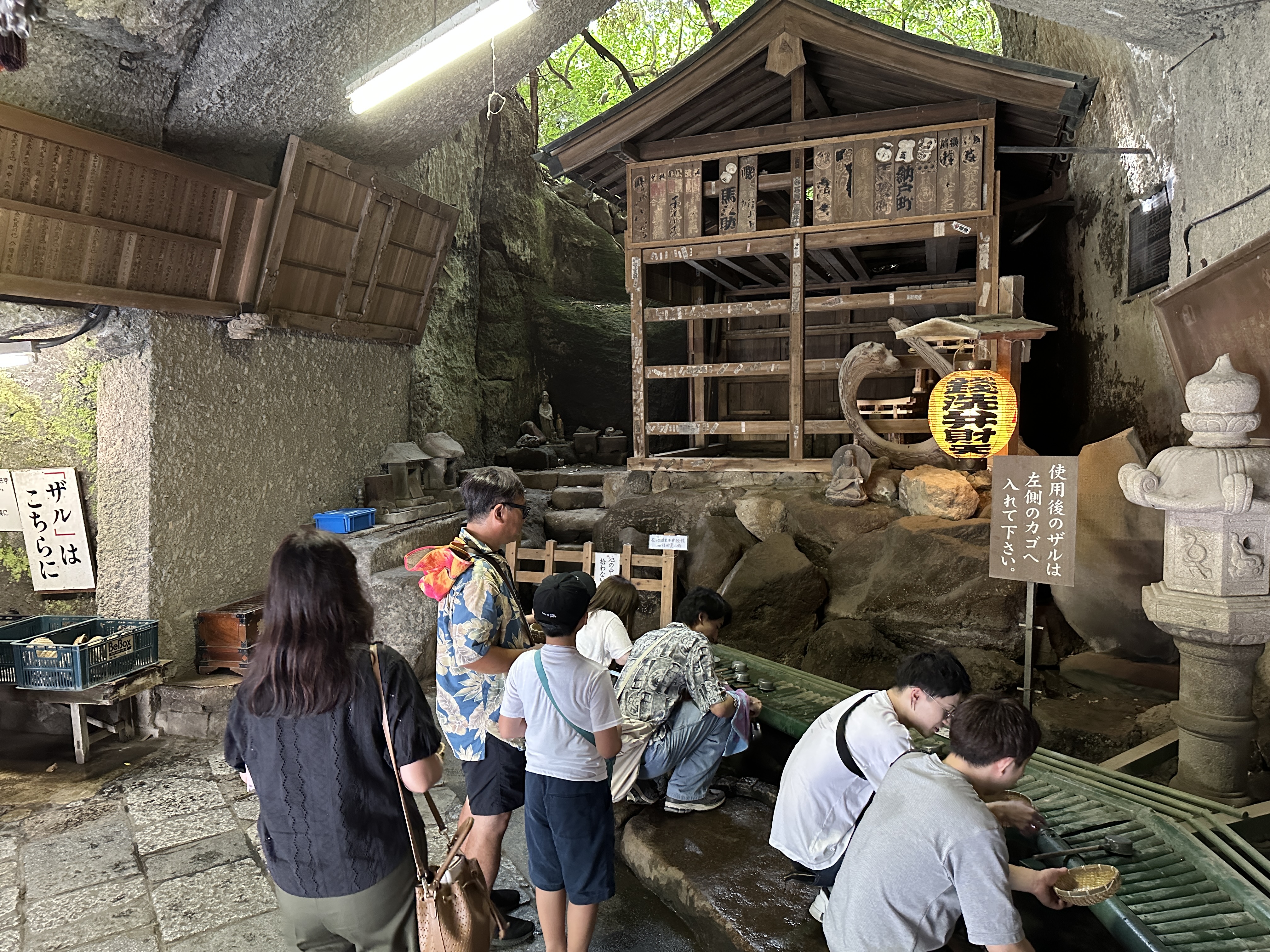 鎌倉的「錢洗弁財天宇賀福神社」是許多民眾特地前來朝聖參拜、祈求財運亨通的知名神社。
