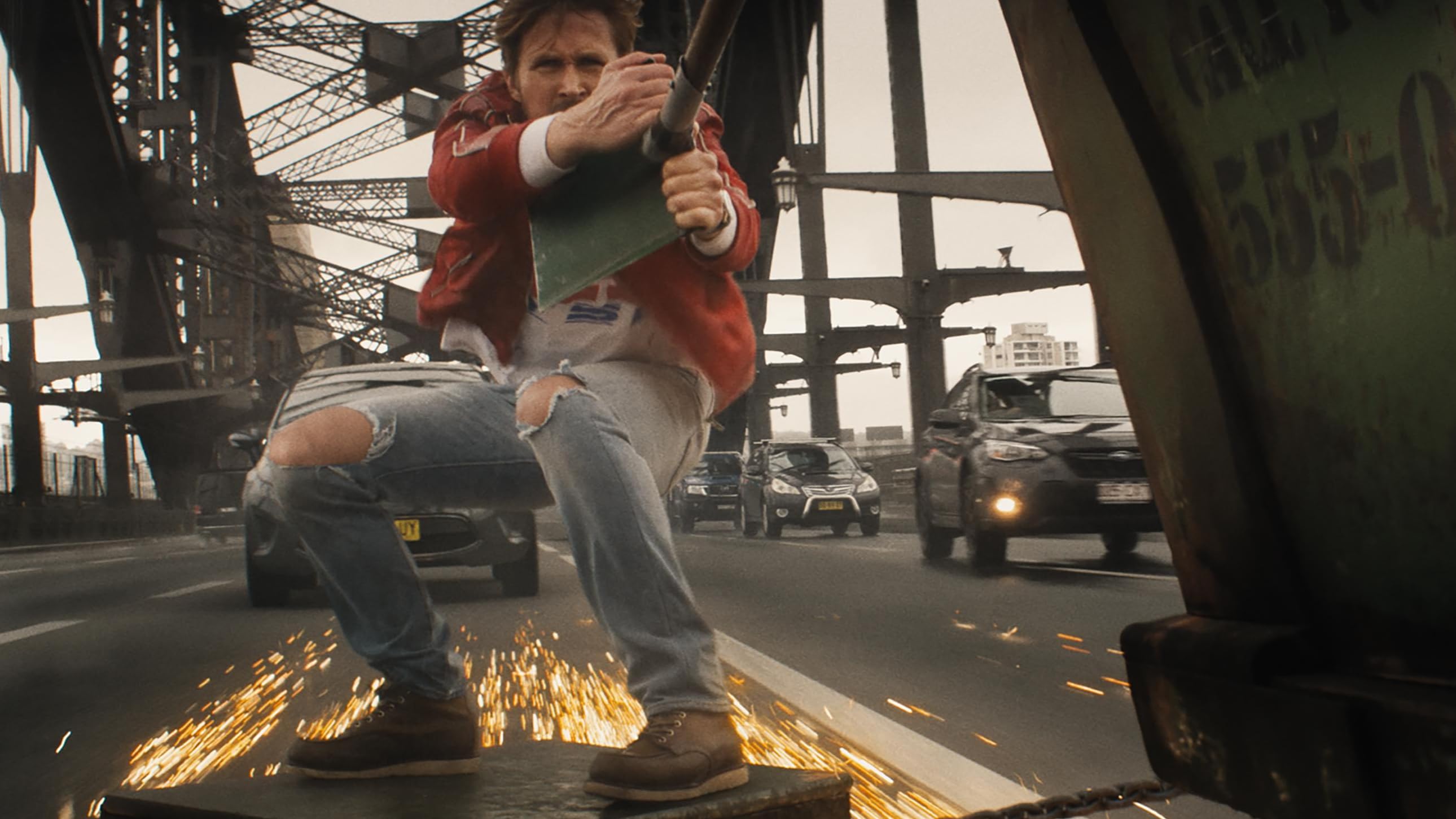 萊恩葛斯林在《特技玩家》飾演一位特技人員,此畫面是少數由他親自上陣的場景之一。(UIP提供)