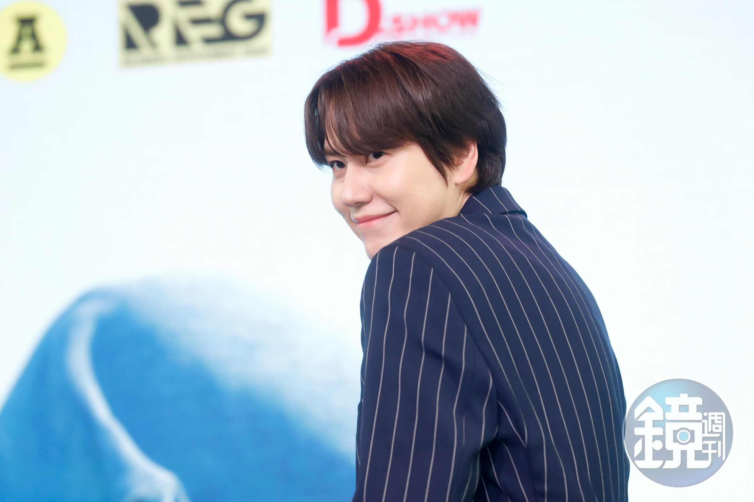 SUPER JUNIOR圭賢模仿《單身即地獄3》廈情的「壓下巴」撩人招式，做完自己都害羞。
