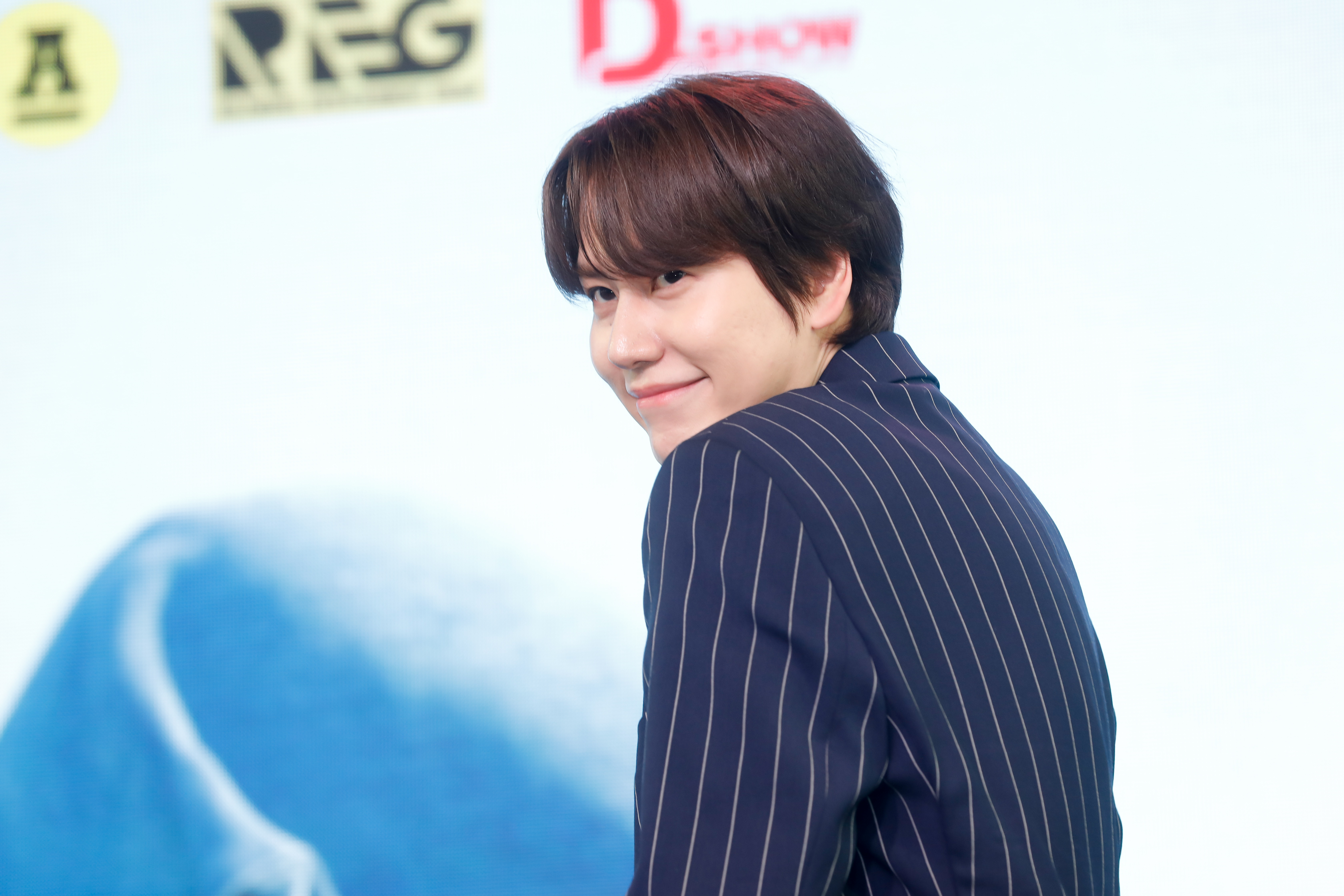 SUPER JUNIOR圭賢模仿《單身即地獄3》廈情的「壓下巴」撩人招式，做完自己都害羞。