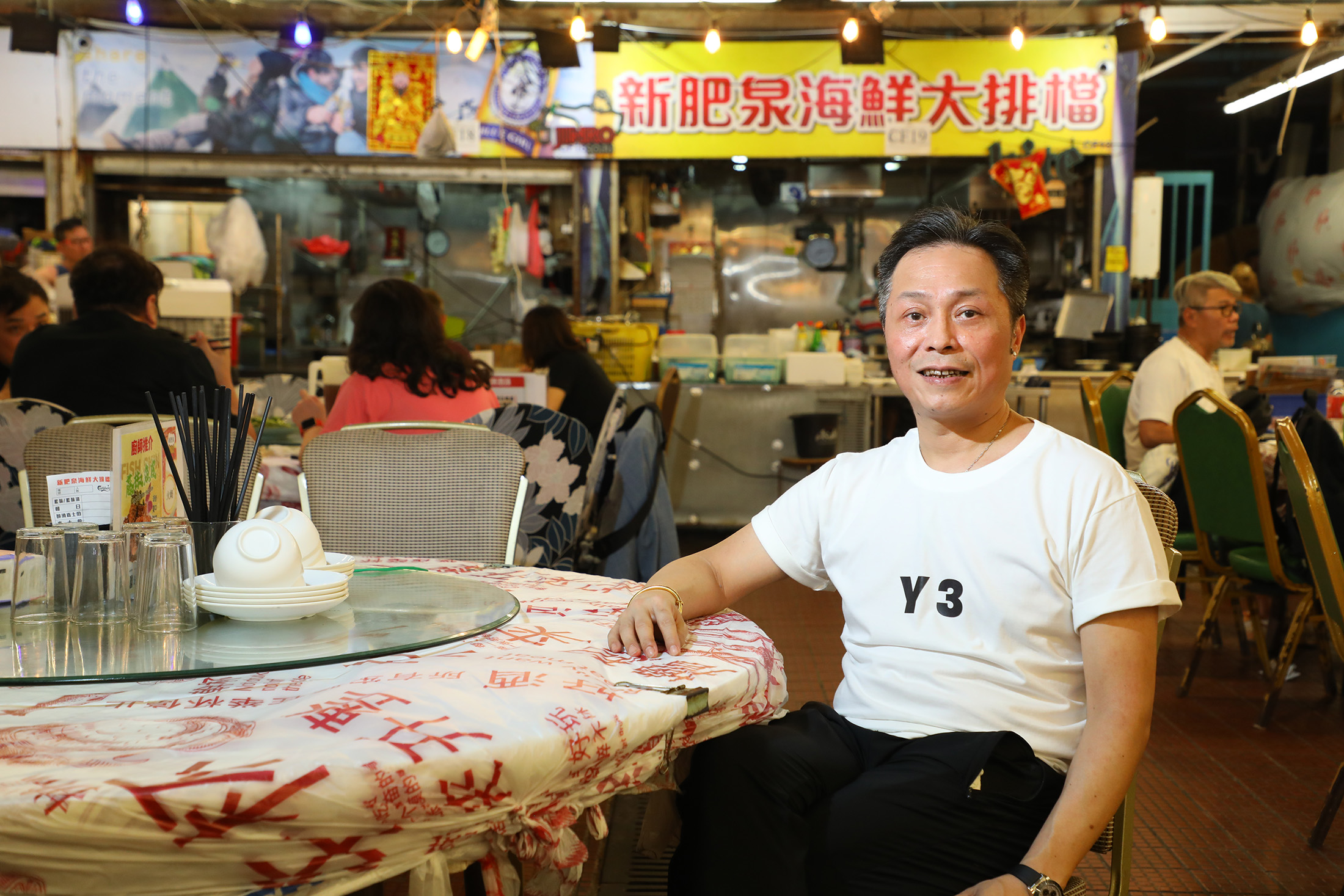新肥泉老闆尹俊康投身餐飲業多年，認為大排檔最講究鑊氣，同時也是香港人下班後放鬆的所在。