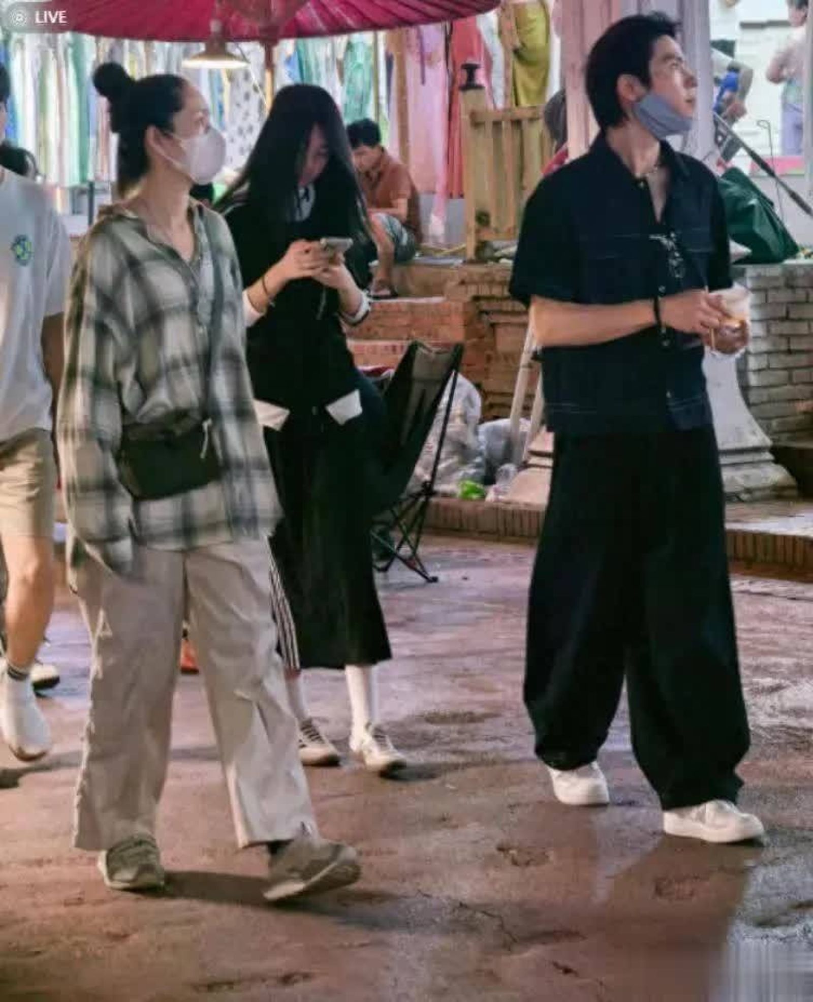 向佐、郭碧婷現身西雙版納星光夜市，夫妻倆打扮低調，毫無明星架子。（翻攝微博）
