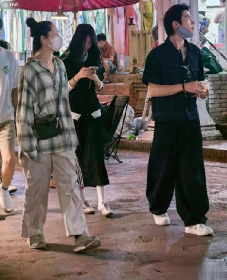 向佐、郭碧婷現身西雙版納星光夜市，夫妻倆打扮低調，毫無明星架子。（翻攝微博）
