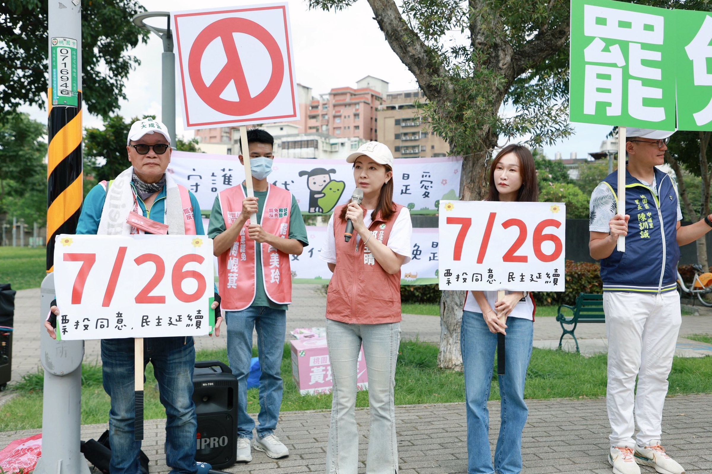 郭昱晴被控丈夫在中國經商「賺紅錢」,她出面駁斥反譏藍營面對大罷免急了,連家人都一起抹黑。(翻攝自郭昱晴臉書)