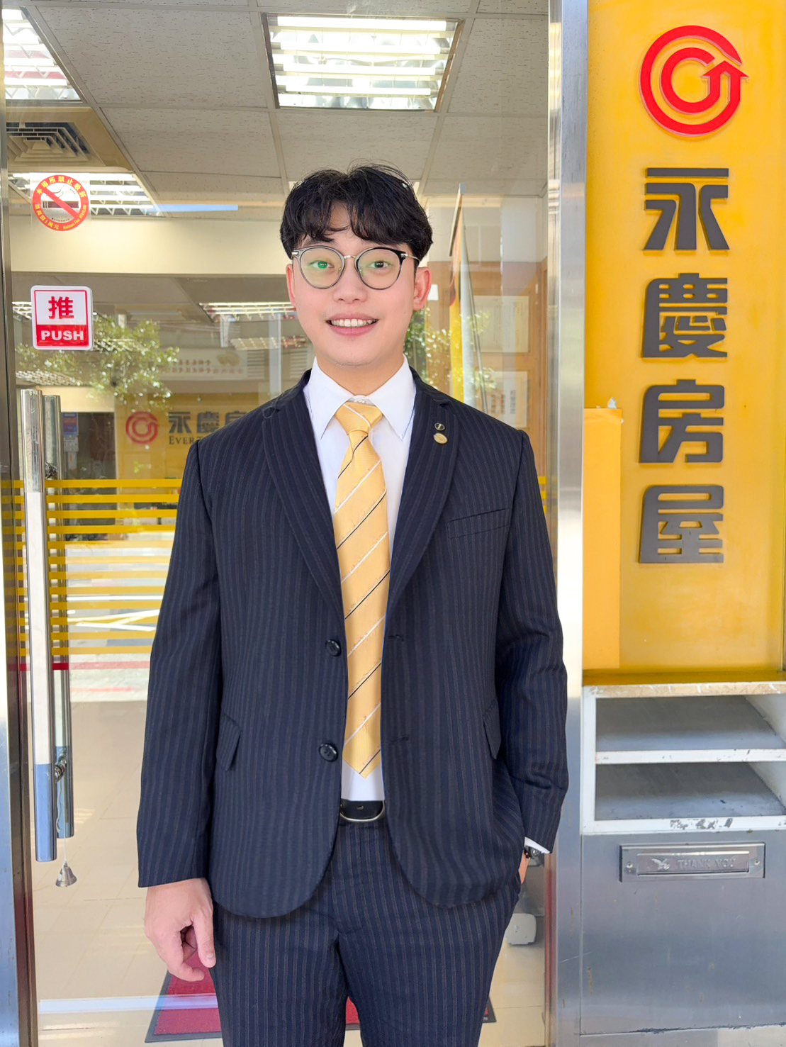從百貨業轉職到永慶房屋的黃國一,成功創下百萬年薪。(圖/永慶房產集團提供)