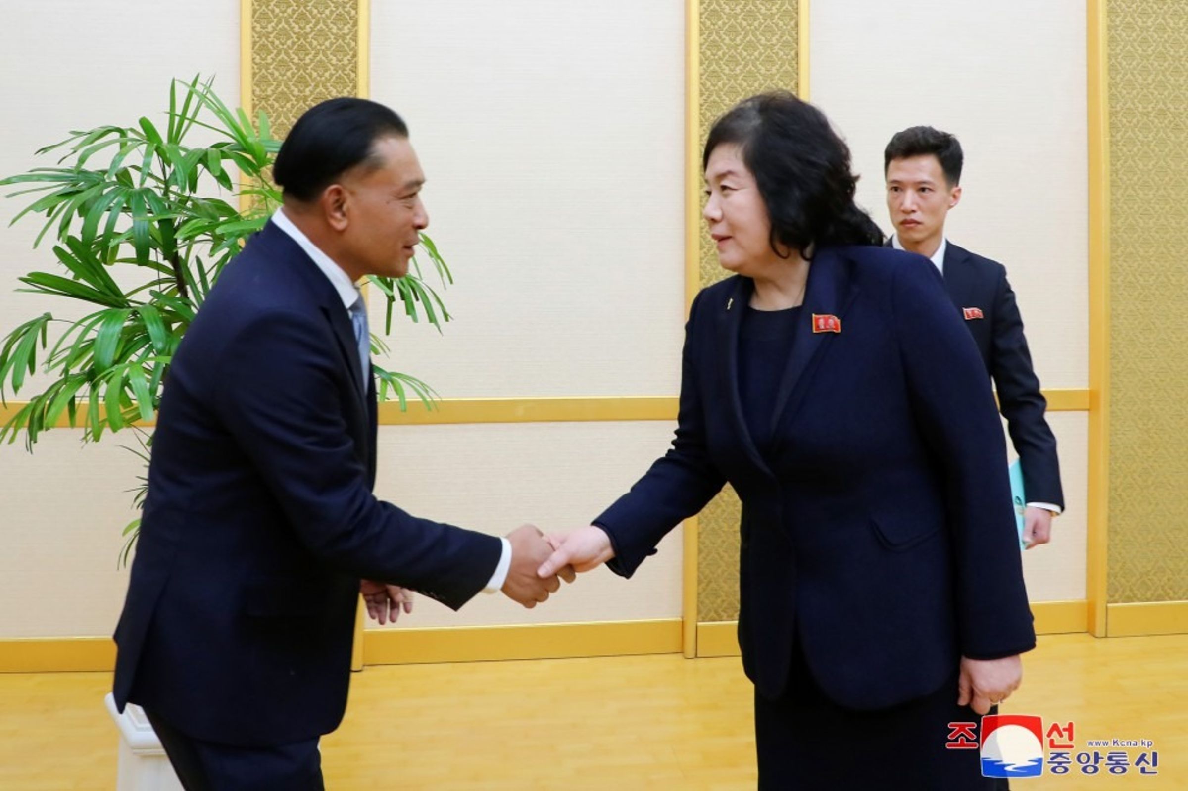 北韓外長崔善姬（右）週末將訪中國。（翻攝自朝中社）