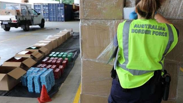 澳洲黑市的走私菸品，1年市值高達8億澳幣，其銷售量每年高達220萬公斤，引發黑幫覬覦。（翻攝Herald Sun網站）