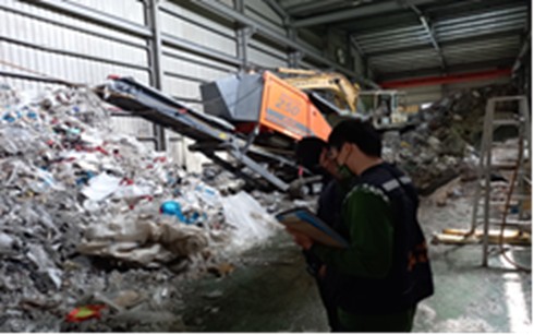 環保蟑螂短期承租廠房倉庫，棄置大量事業廢棄物消失無蹤，害慘倉庫所有人。（保七總隊提供）