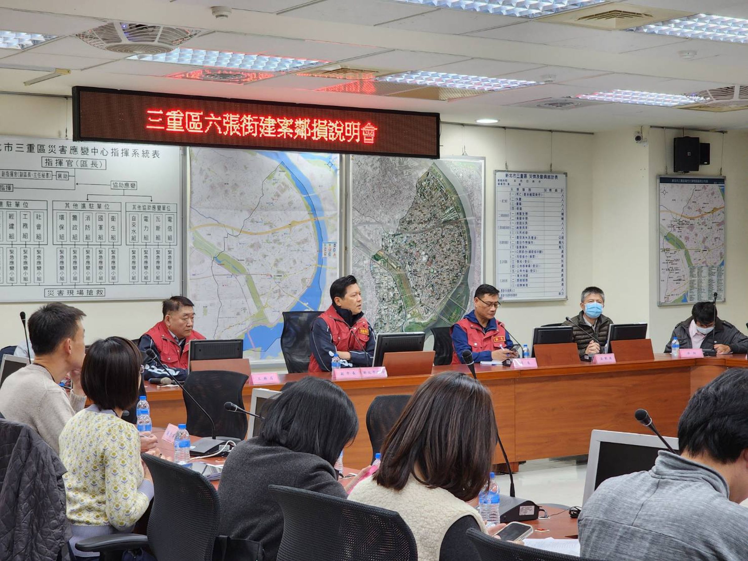 新北副市長朱惕之今日召開三重區六張街建案鄰損說明會，強調市府一定會要求建商負起損害賠償責任，保障住戶權益。（新北工務局提供）