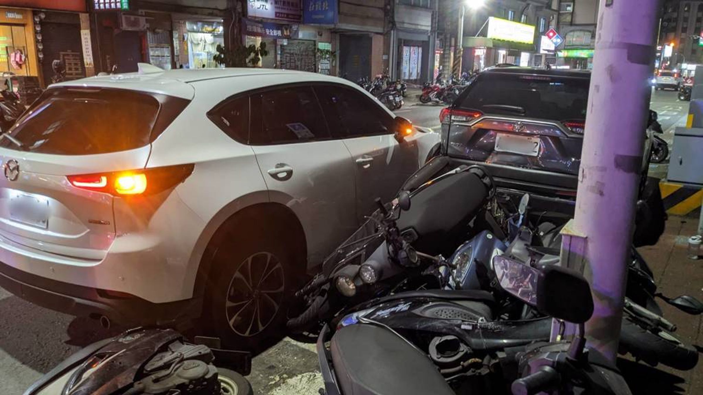 開著這台白色小客車的劉姓駕駛,疑似因天冷在車內開暖氣,空氣氧氣不足導致恍神。(翻攝畫面)