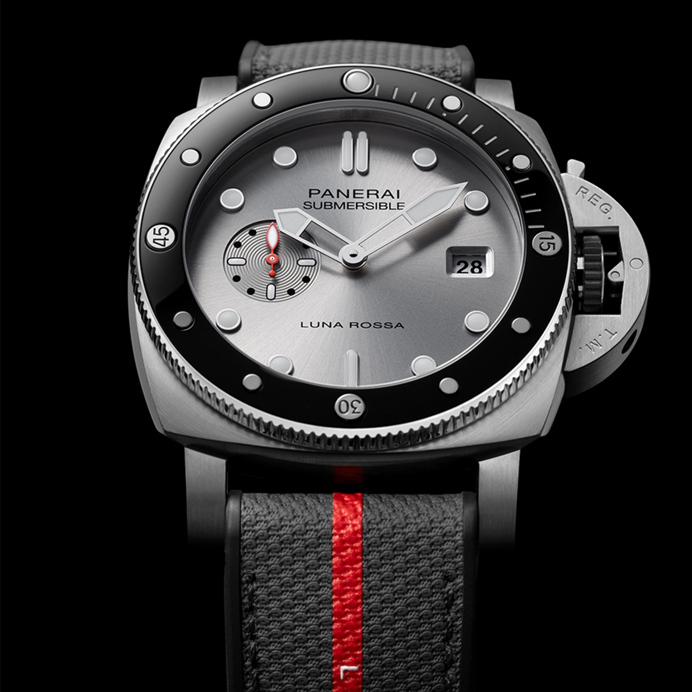 PANERAI Submersible QuarantaQuattro Luna Rossa PAM01681｜錶徑44mm／不鏽鋼錶殼／時、分、小秒、日期指示／P.900自動上鍊機芯／防水300米／定價NT$372,000（專賣店限定款，限量137只）