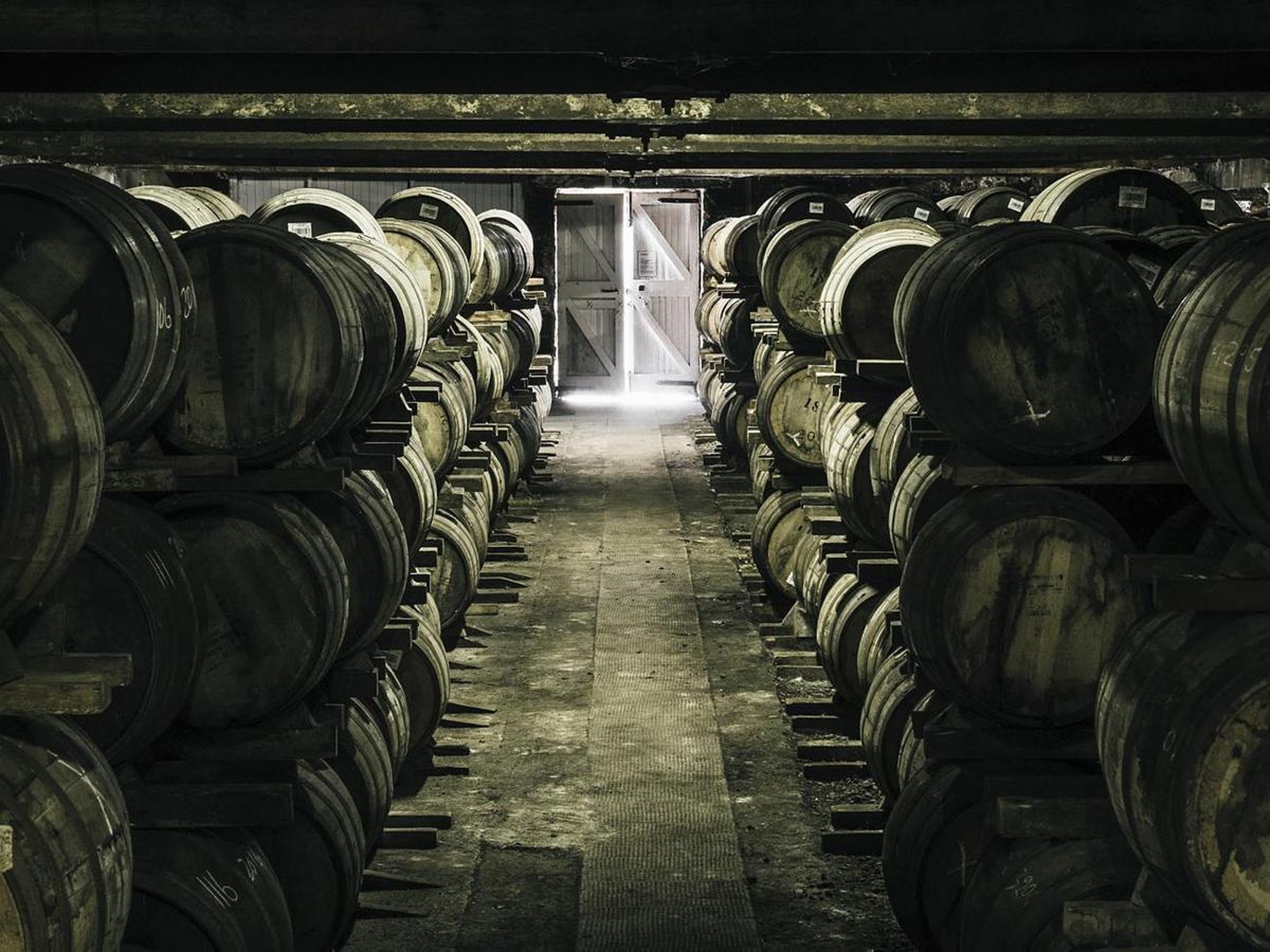 費特肯擁有達十四座「鋪地式酒窖」（dunnage warehouses）， 這種傳統酒窖只能堆疊三層高，提供涼爽、通風、潮濕的理想熟成環境。