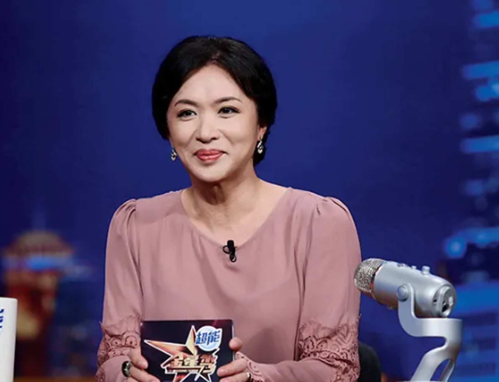 金星拿著彩虹旗在舞台劇謝幕,導致後面演出全部取消。(翻攝自微博)