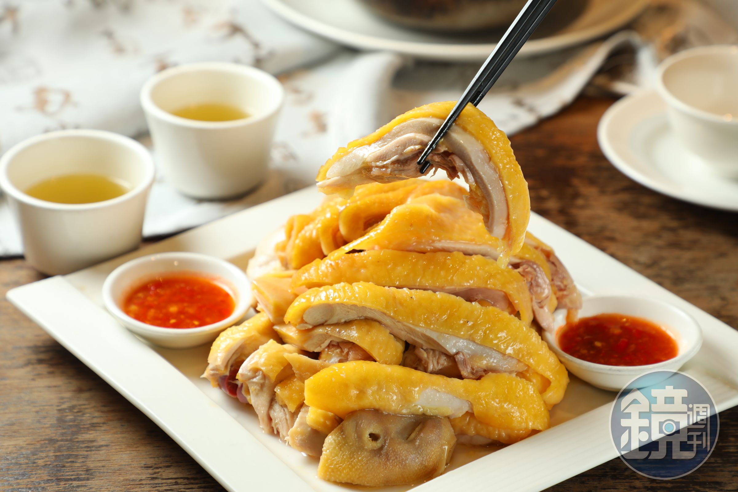 招牌菜「金牌鹽焗雞」採古法慢燜，焗出來的雞外皮呈金黃色，肉質鮮嫩多汁。（年菜6,988元／6人份菜色）
