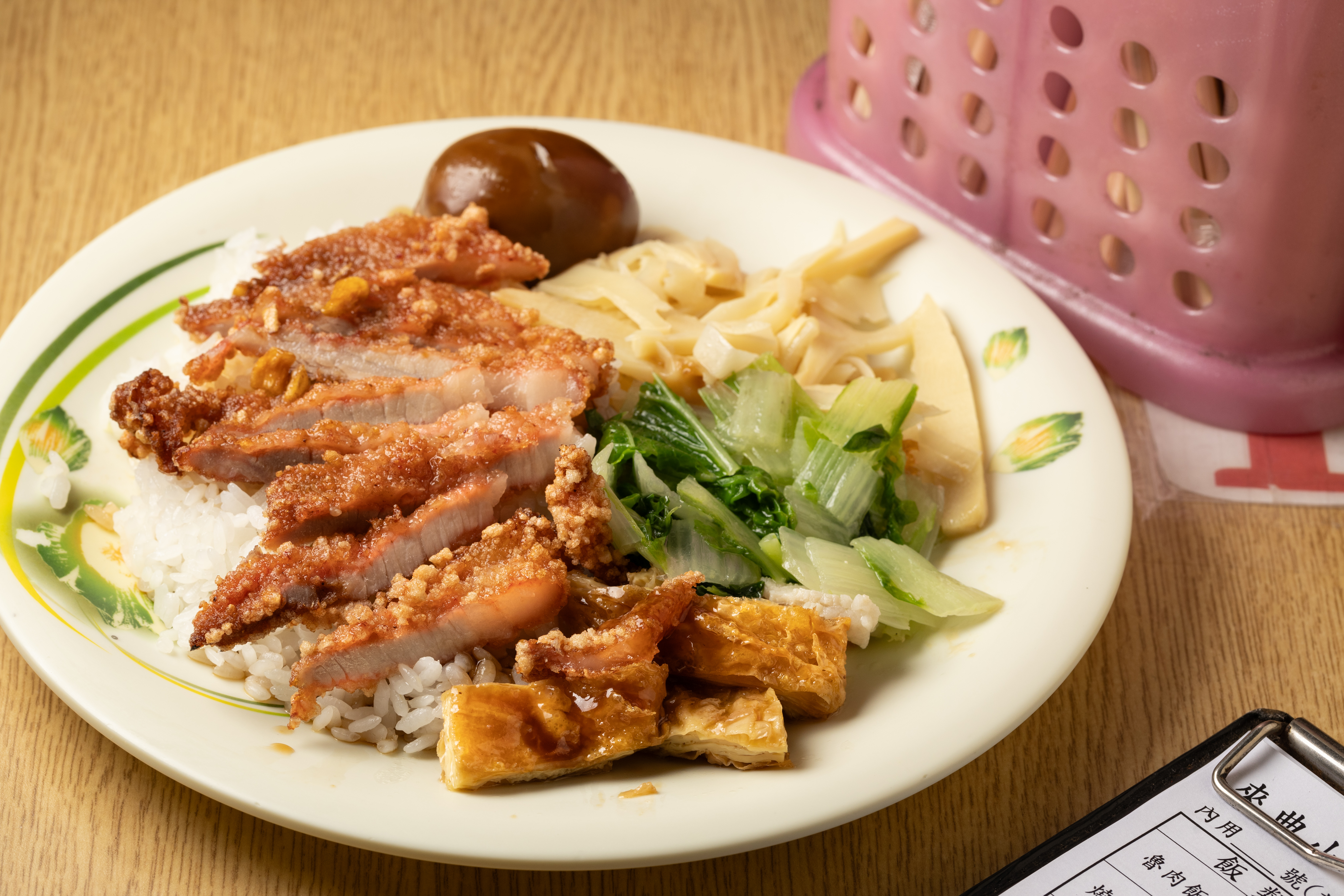 「燒肉便當」配菜可以自己挑選，主菜燒肉炸得酥香、醃醬入味。（100元／份）