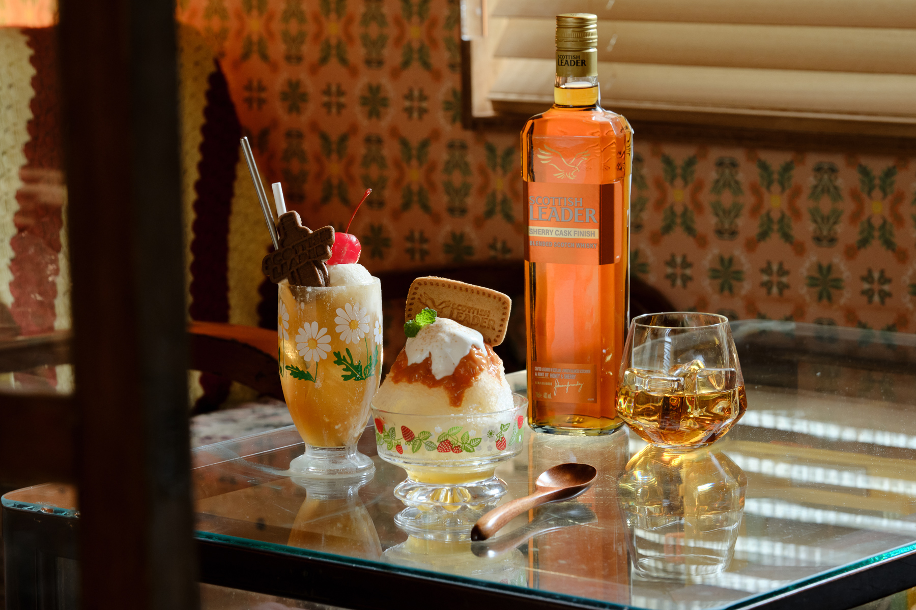 呷滴Jia Dee的日落蜜柚烏龍（左）和Nomonoheのものへ的仕高陽泉酒家刨冰族，皆以仕高利達的金雪莉蘇格蘭威士忌增加微醺特色。