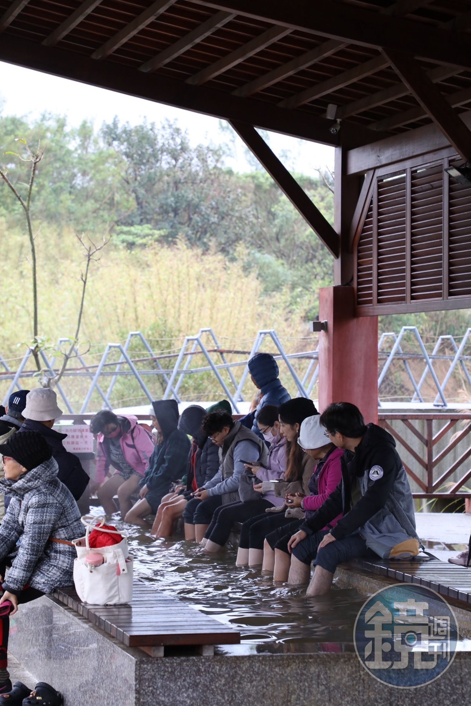 「大鵬足湯公園」在冬日即使是平日前往，也是滿滿人潮