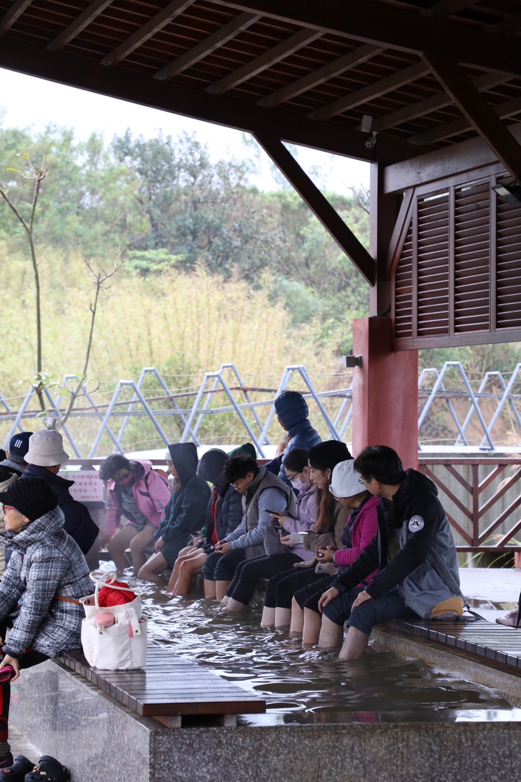 「大鵬足湯公園」在冬日即使是平日前往，也是滿滿人潮。