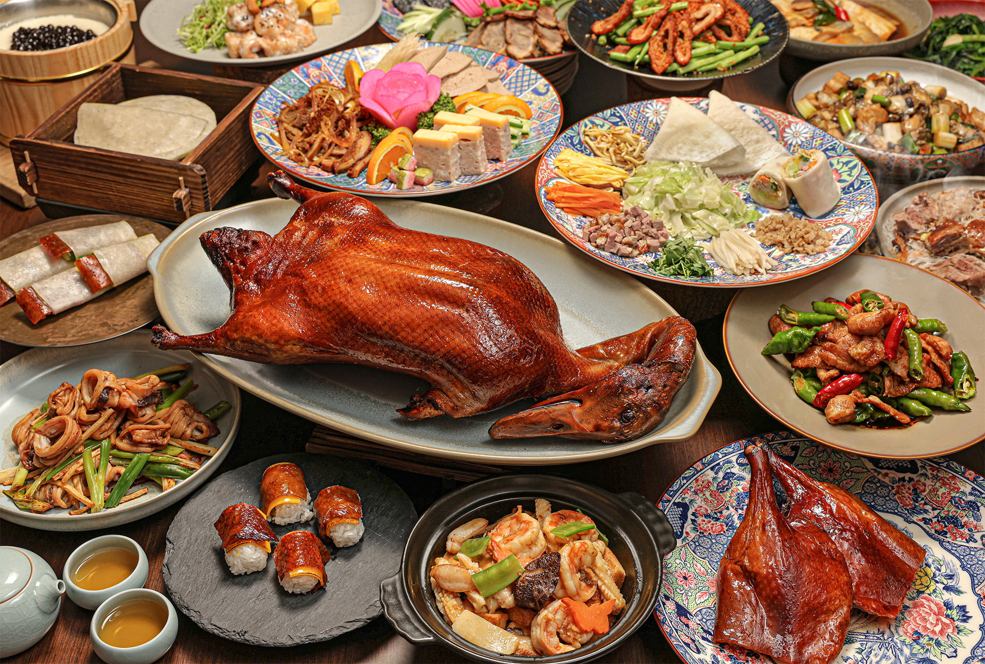 「泉源閣」推出四人即可開席的「總舖師烤鴨六吃辦桌宴」一鴨六吃料理。（北投晶泉丰旅提供）