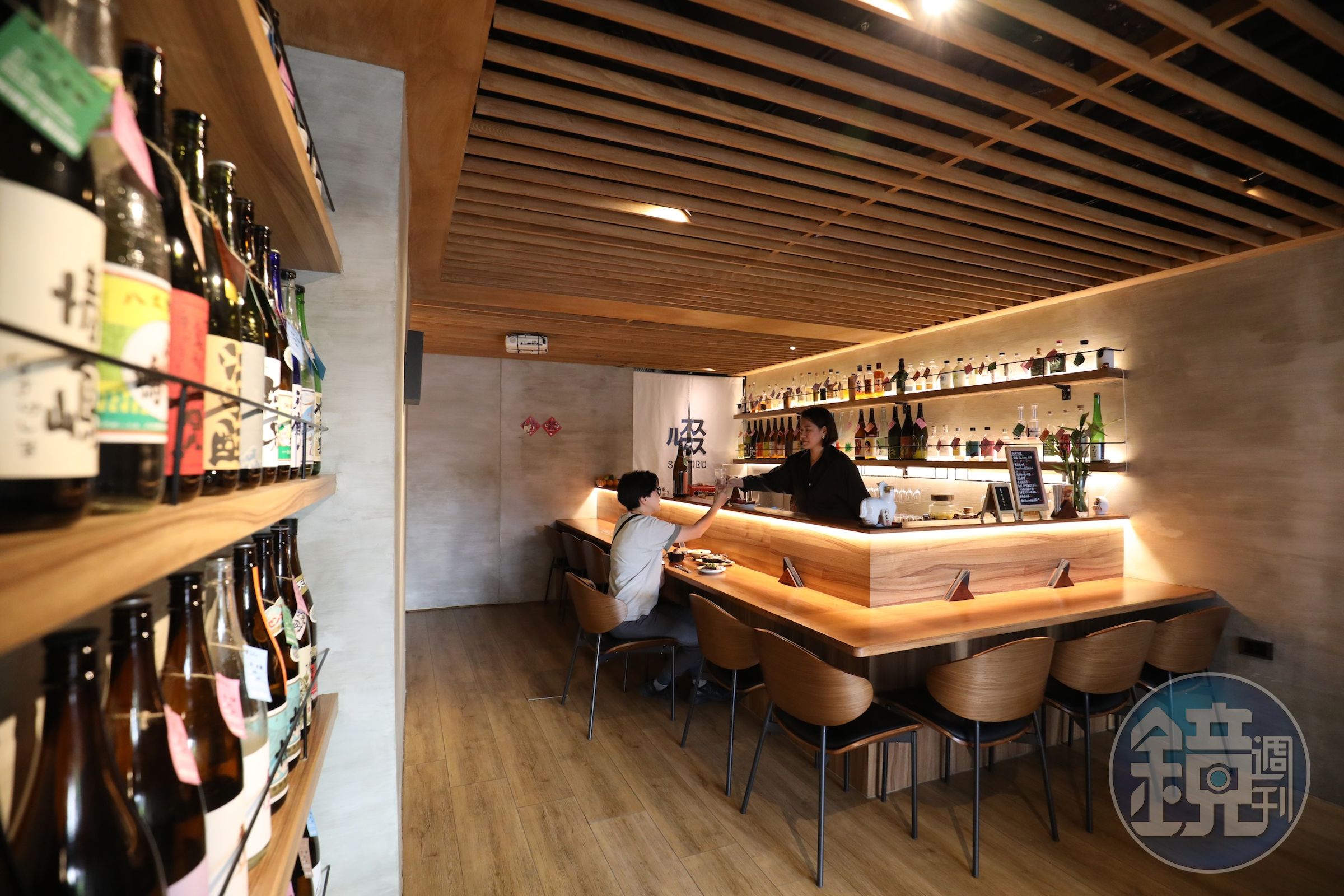啜SUSURU蒐藏超過300款燒酎,除了吧台座位,店內也提供2~4人餐桌,可吃小菜配酒。