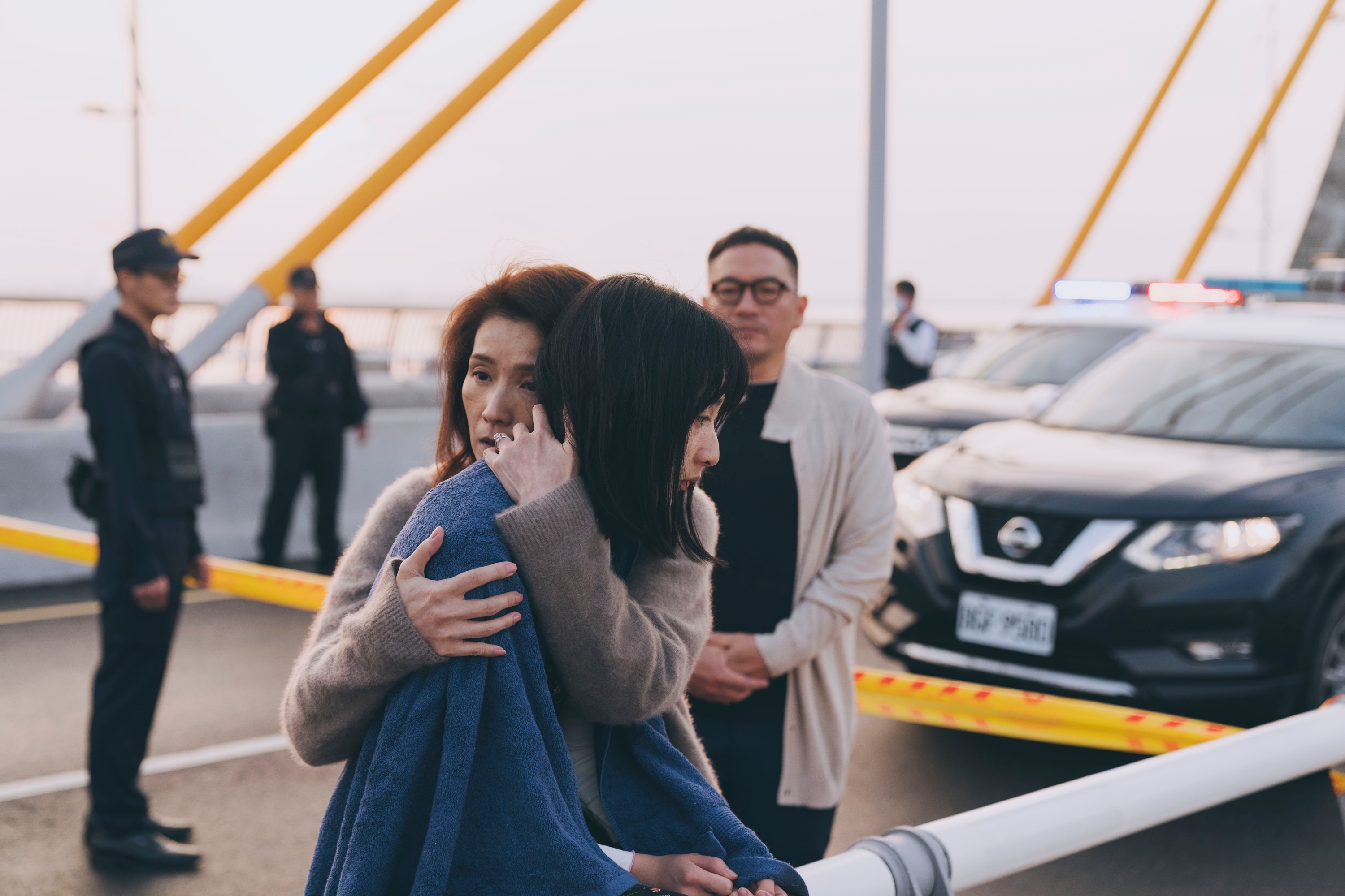 葉全真和李沐母女橋上殺青戲讓人動容。（抓馬文化提供）