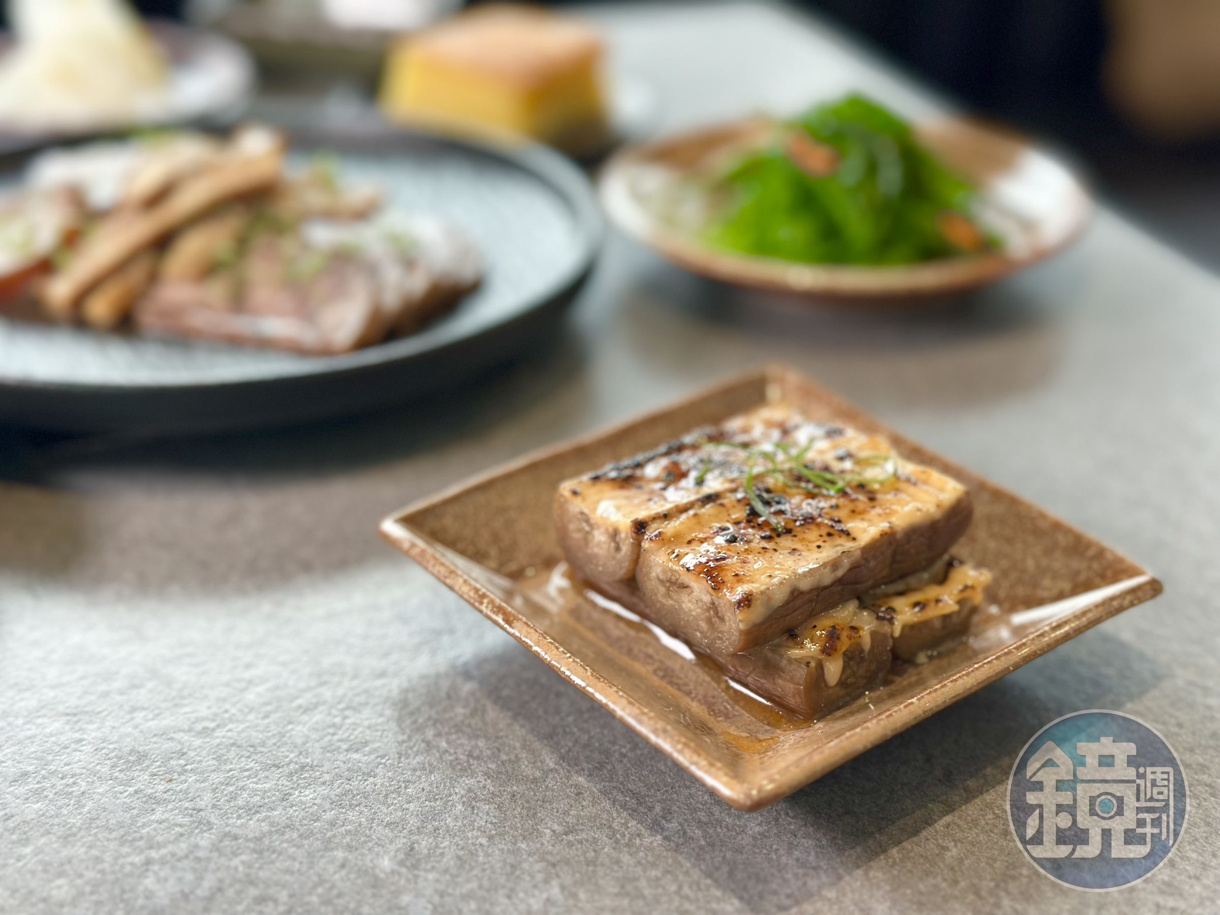 「烤茄子」口感軟嫩，帶著白味噌與是拉差辣椒醬的甜辣。（80元／份）