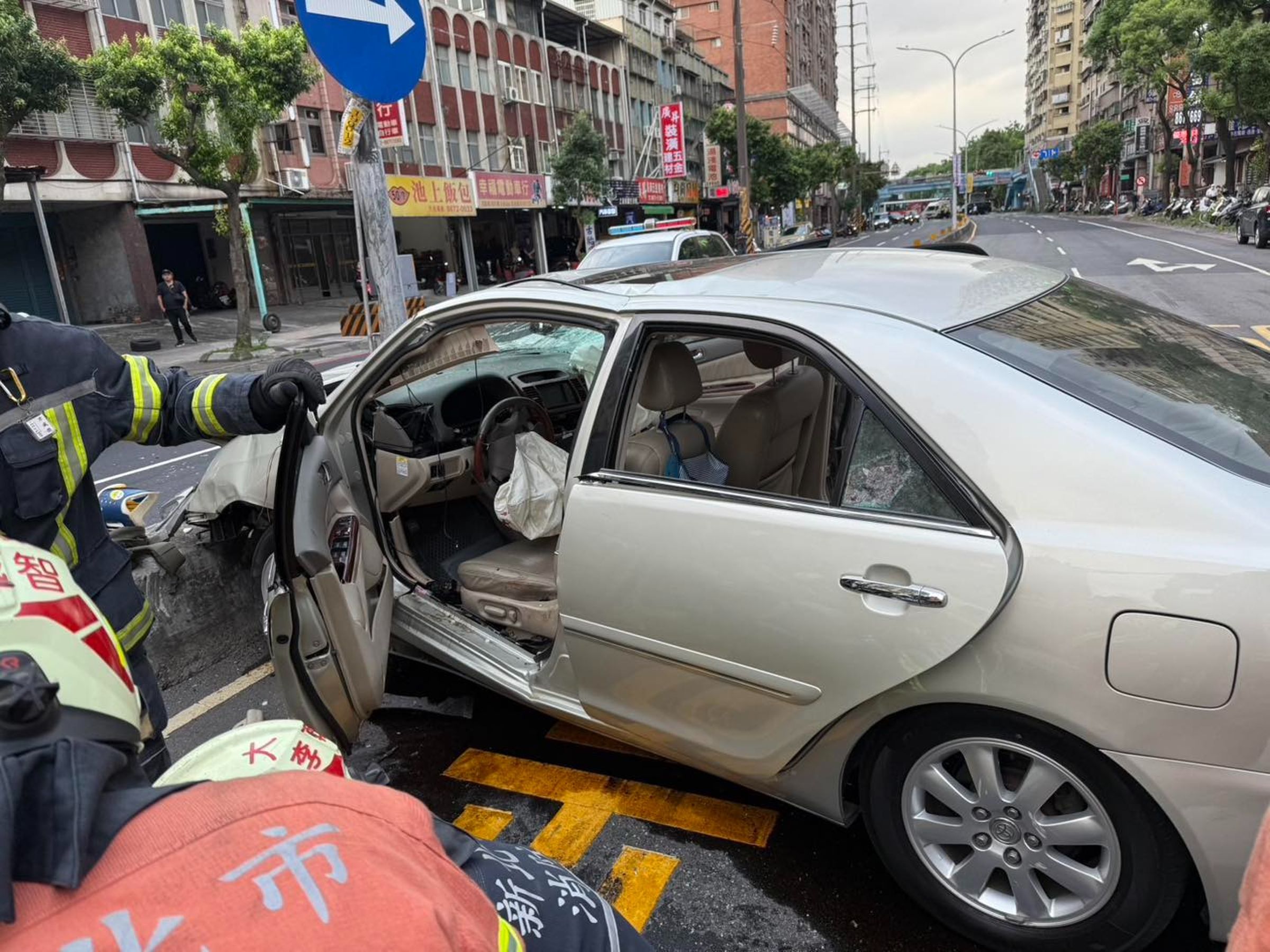 78歲余男駕車失控衝撞學童及家長,造成3死12傷悲劇,引發各界對高齡駕駛安全的關注。(翻攝畫面)