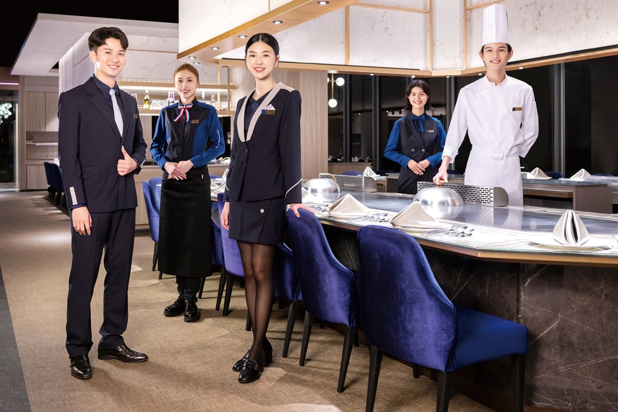 夏慕尼邀請時裝品牌APUJAN訂製全新制服,展現法式優雅浪漫。(夏慕尼提供)