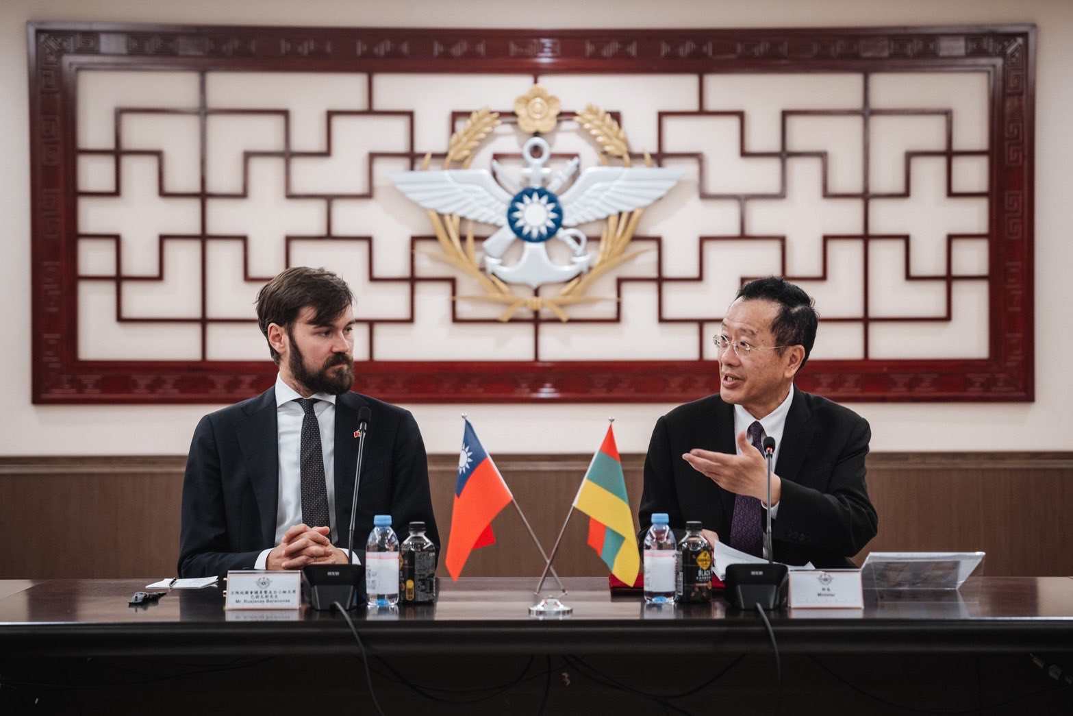 國防部長顧立雄7日接見立陶宛國會友台小組訪團，但國防部同仁卻出包，將立陶宛國旗顛倒錯放。（國防部提供）