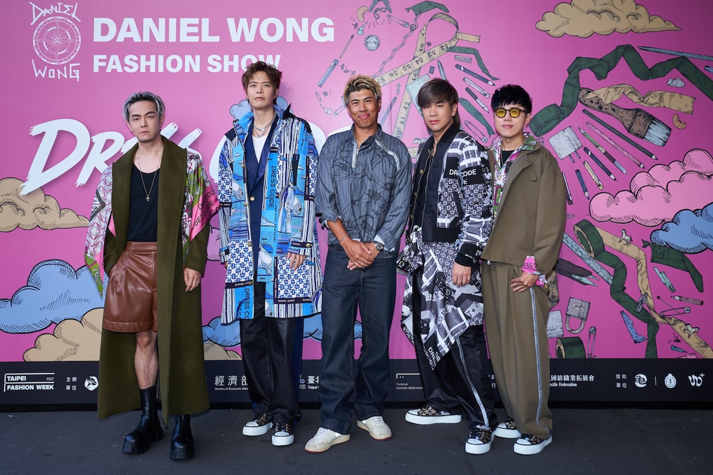 阿電(左起)、阿璞、設計師Daniel Wong、小橘、劉逼。(圖/Daniel Wong 提供)