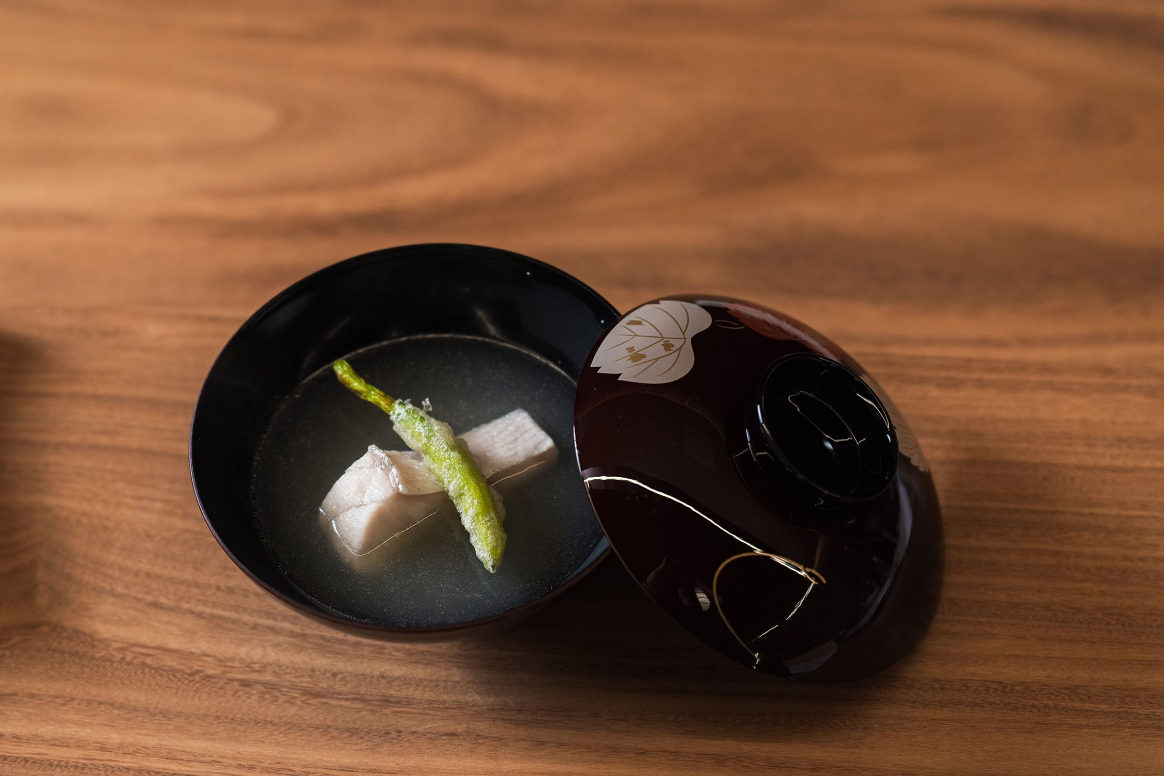 椀物祭出有「夢幻之魚」之稱的九繪與金針花。（豊漁餐飲集團提供）