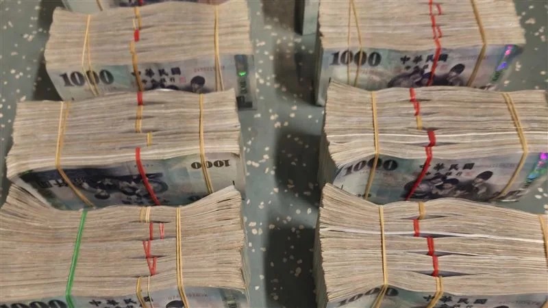 胡姓越南籍移工，日前搭乘台鐵區間車時，竟不慎遺失裝有高達400萬元現金的提袋。（翻攝畫面）