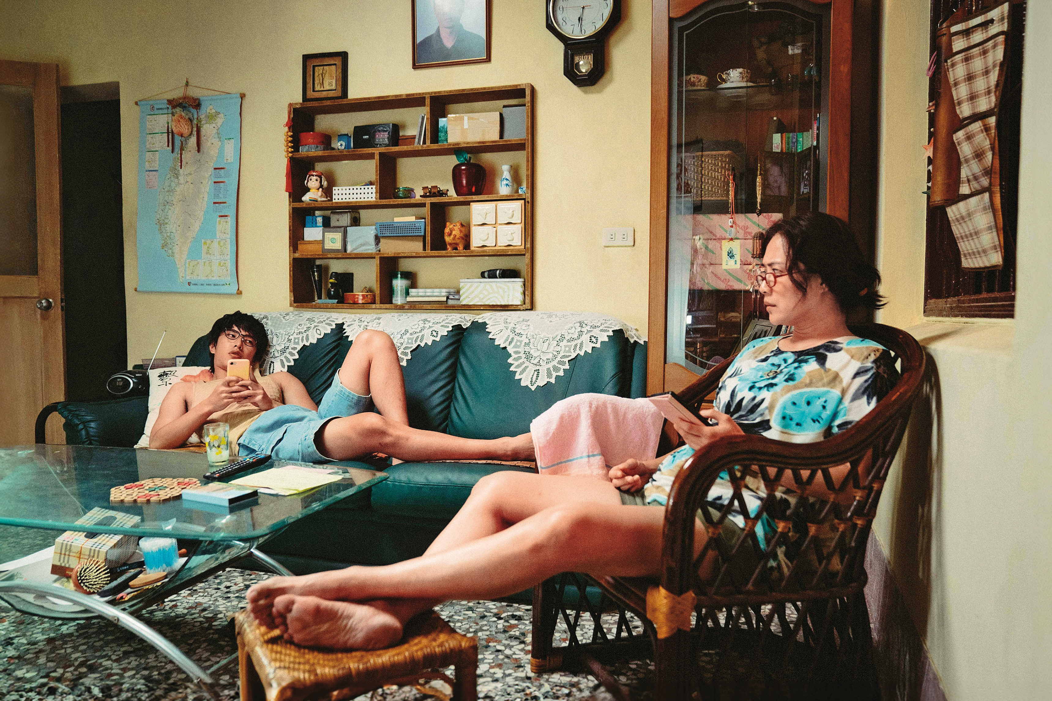 高伊玲（右）與曾敬驊（左）飾演小鎮平凡家庭的母子，對話與互動自然。（牽猴子提供）