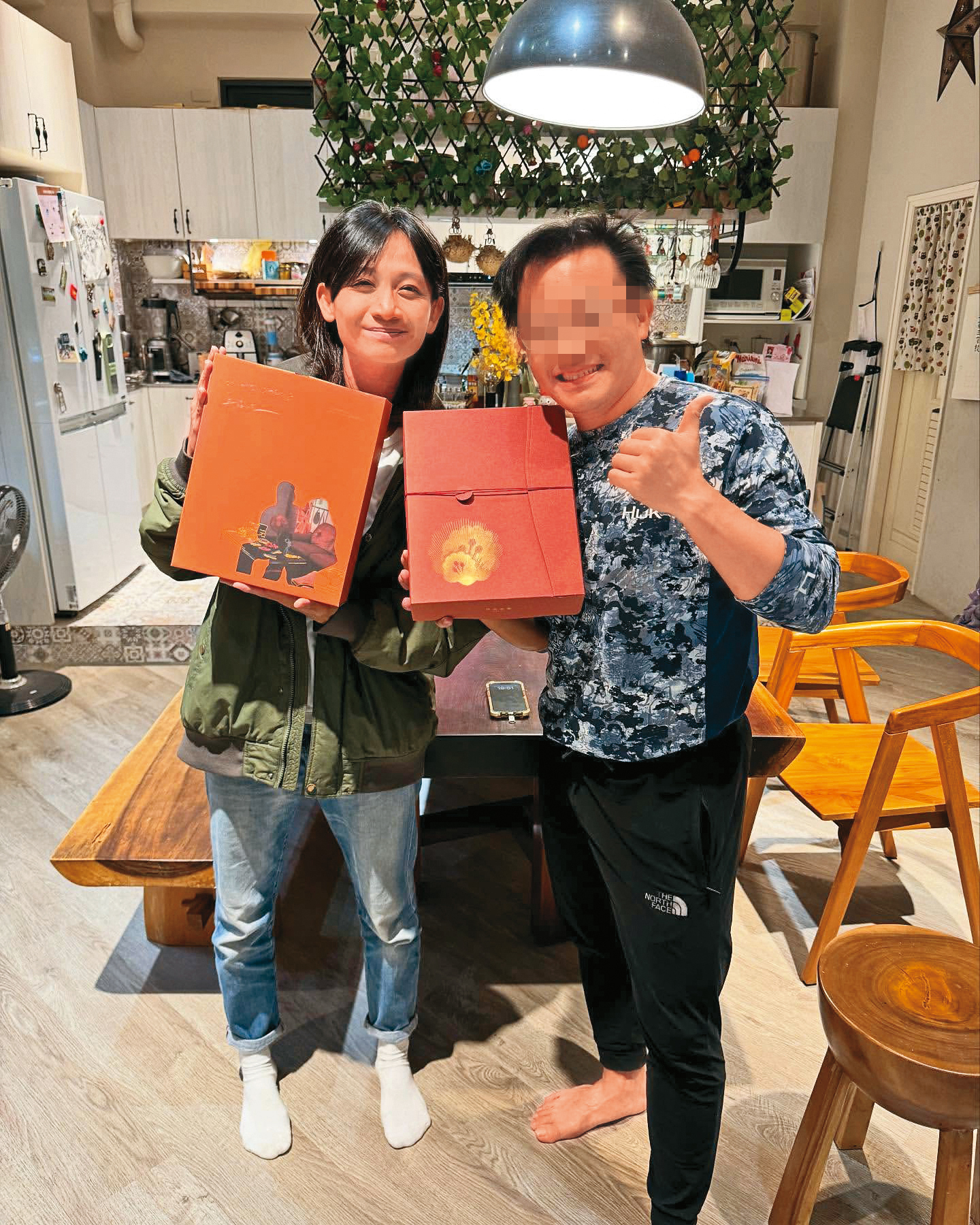 宥勝強制猥褻案發以前，慈惠（左）靠著宥勝老婆的名號，生意做得風生水起，業績高到不輸其他女 星。（翻攝自慈惠IG）
