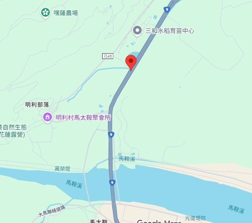 受鳳凰颱風外圍環流及東北季風影響,花蓮今日風雨連連,晚間馬太鞍溪溪水暴漲,已淹沒台9線部分路段。(翻攝自徐榛蔚臉書)