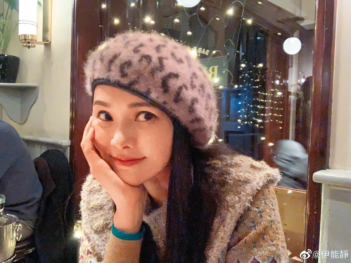 伊能靜與黃維德的牽手情當年轟動演藝圈，最後她與哈林也離婚。（翻攝伊能靜微博）
