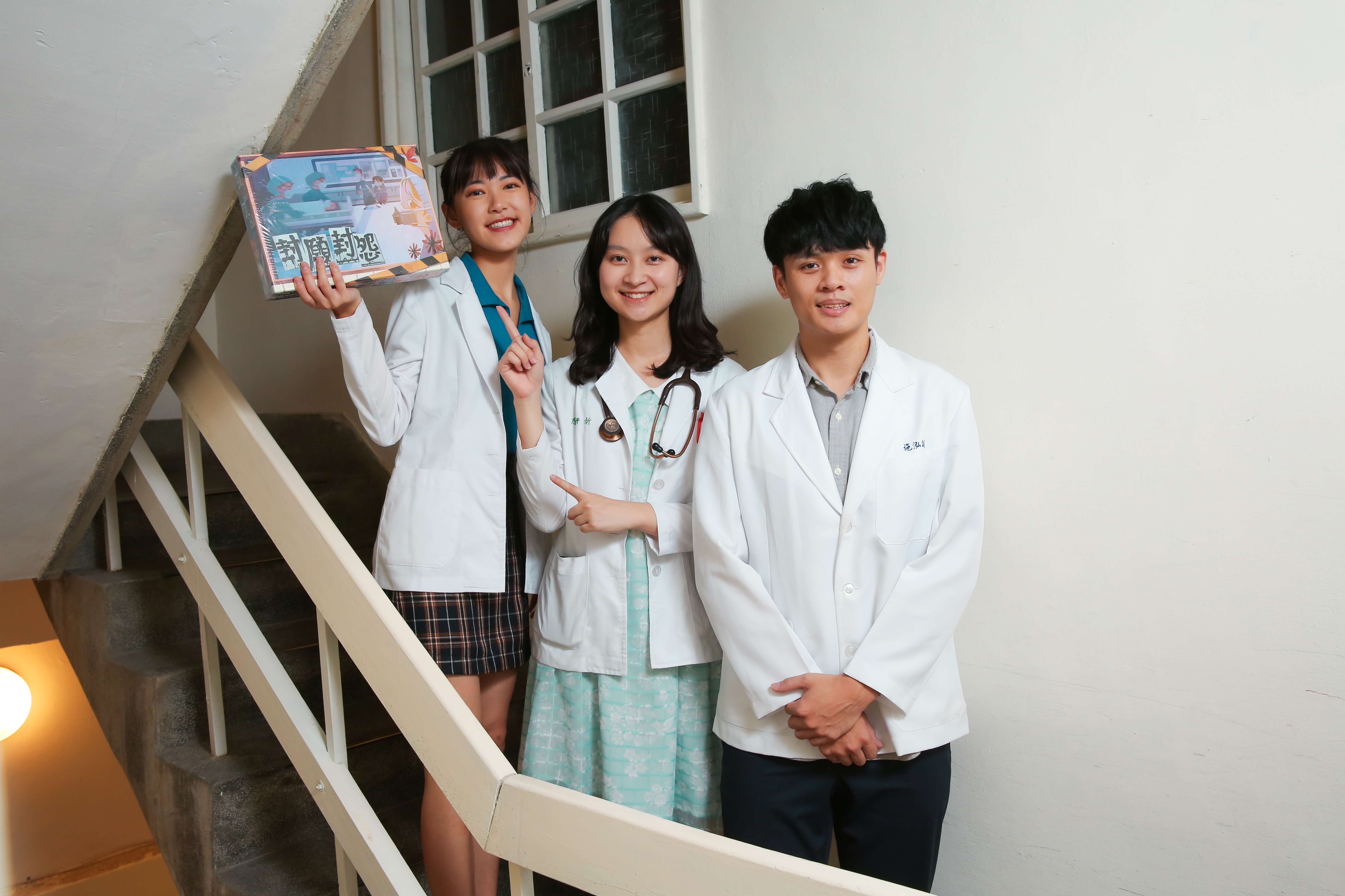 醫起玩工作室周奕伶（左起）、陳姸妡、施泓誠等人共同打造《封願。封怨》，希望讓大眾同理醫療抉擇的兩難。