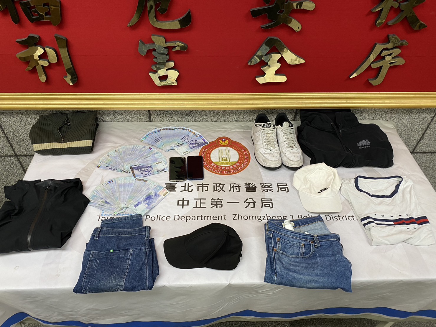 警方在孫男、蔡男住處起出犯案時穿著衣物及剩餘贓款。（翻攝畫面）