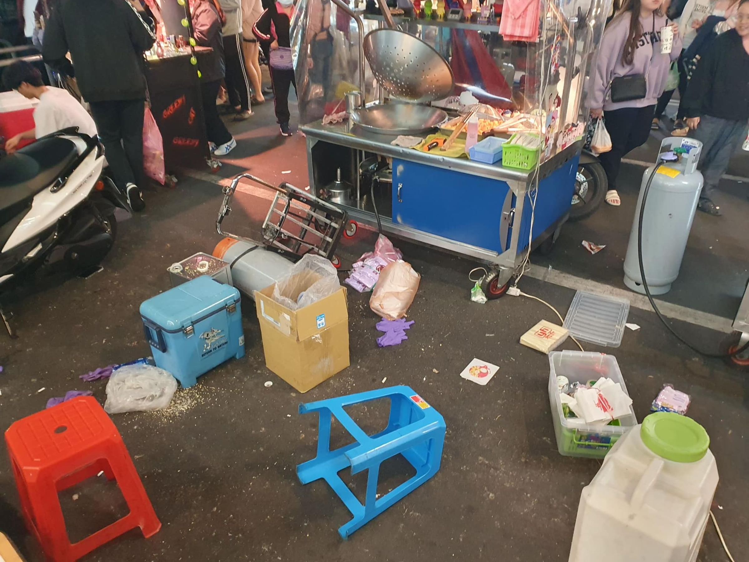 湳雅夜市地瓜球攤因股東口角上演全武行。(翻攝自板橋警聲雲臉書)