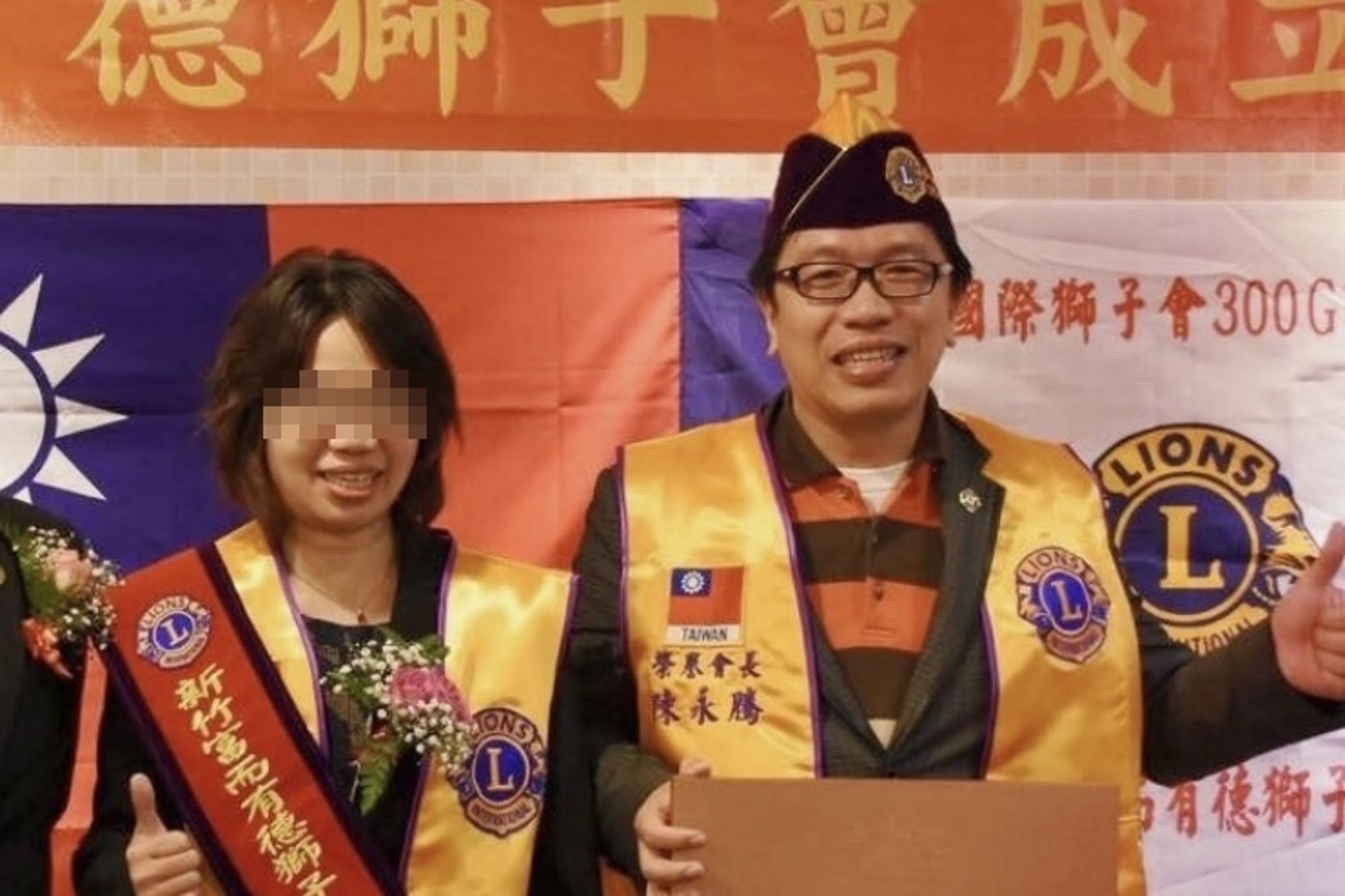 新竹富而有德獅子會會長陳永騰(右)因偽造印文等罪,遭判刑10個月。(翻攝畫面)