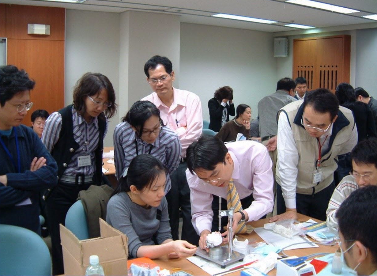 温世政昨於臉書po出過去與陳幸妤同框的照片,直呼「有人傳來這張舊照片,讓我想起十幾年前的一段往事。」(翻攝自温世政臉書)