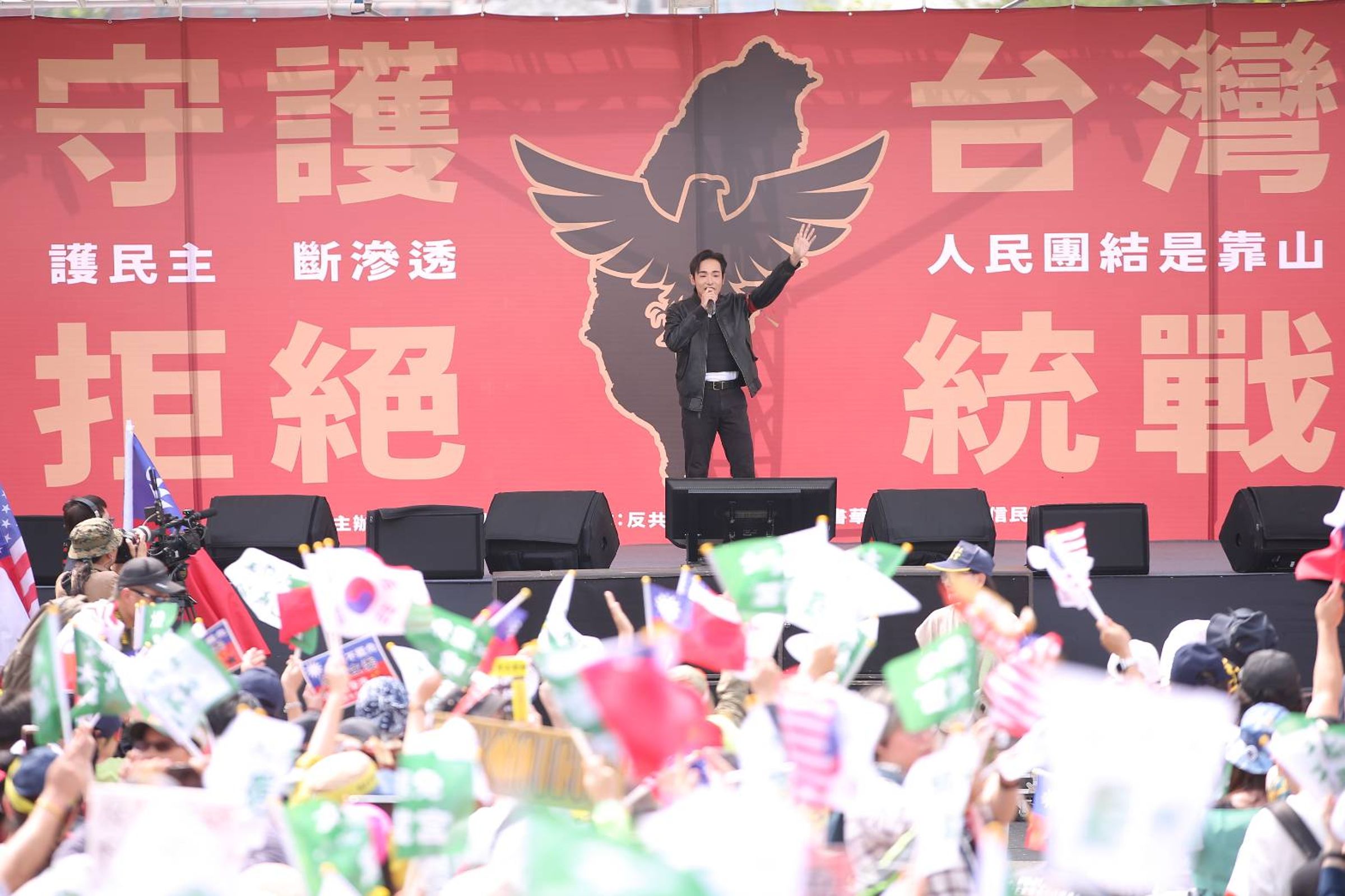 數千人齊聚凱道響應「拒絕統戰，守護台灣」。（鏡報新聞網提供）