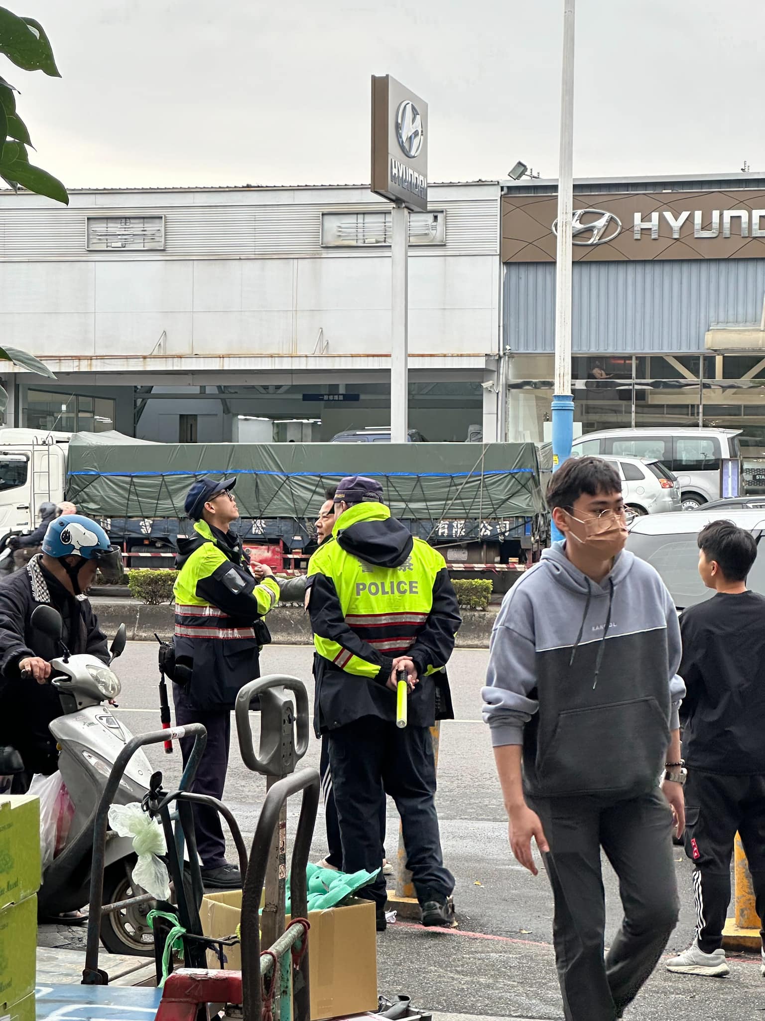 網友稱徐乃麟因違被開單,當街「暴氣與員警開戰」,但徐乃麟透過經紀人澄清,沒有發生衝突。(翻攝自臉書「爆料公社二社」)